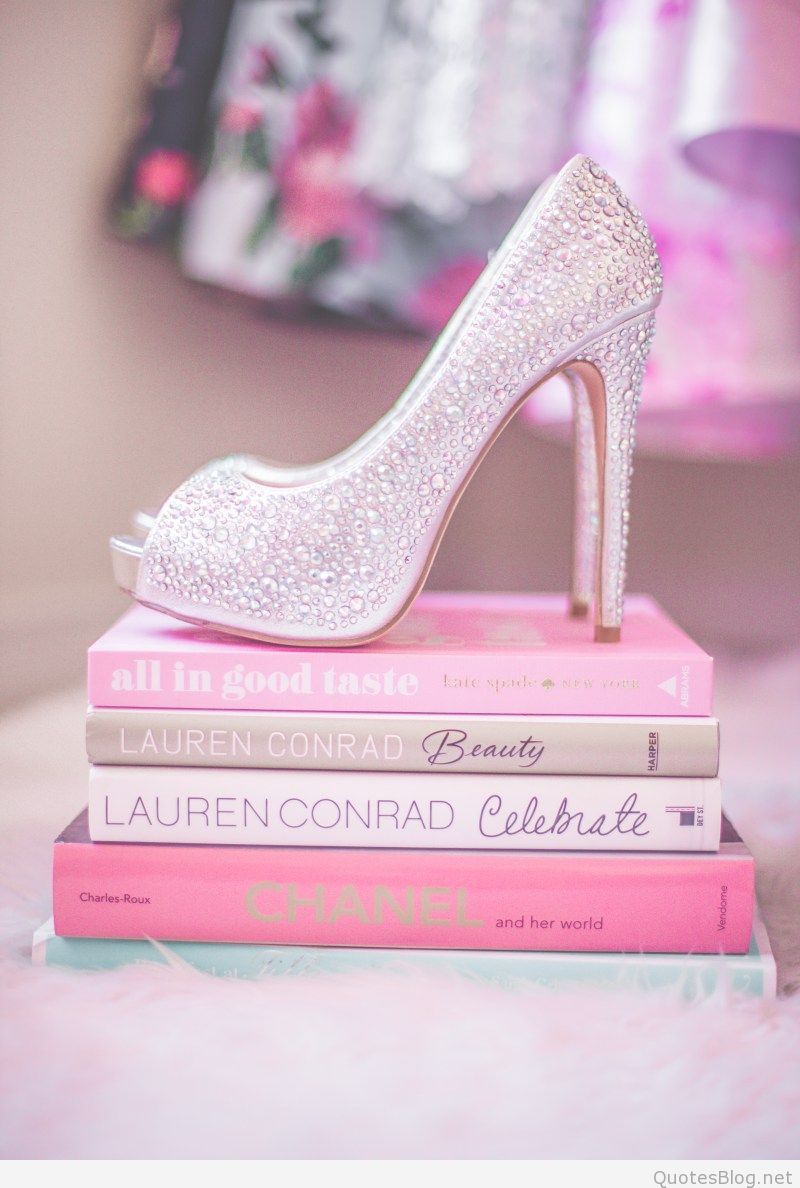 Scarpa tacco su libri rosa, 800x1188 Full HD Verticale, iPhone