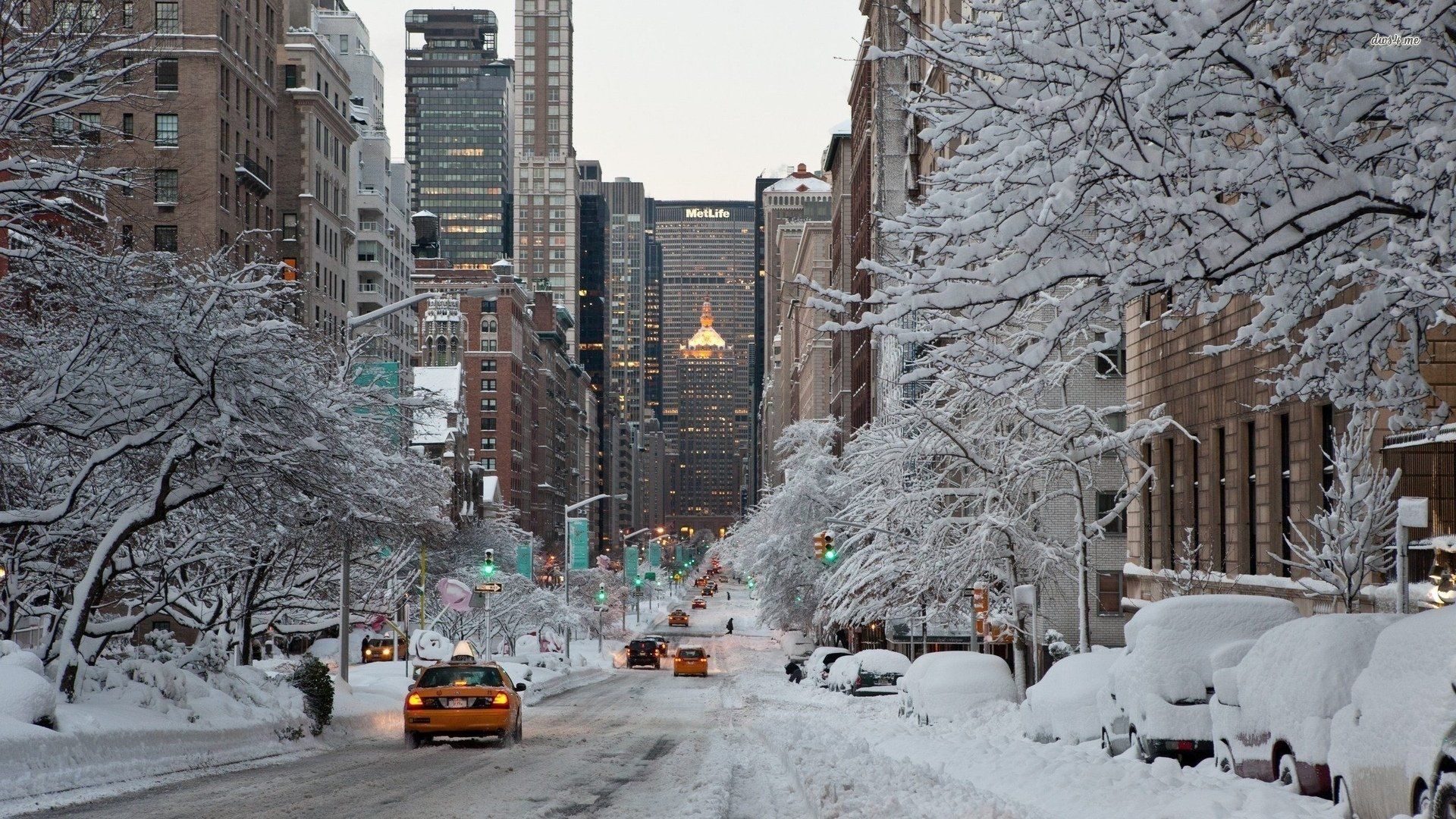 Città innevata con taxi gialli, 1920x1080 Full HD, Desktop