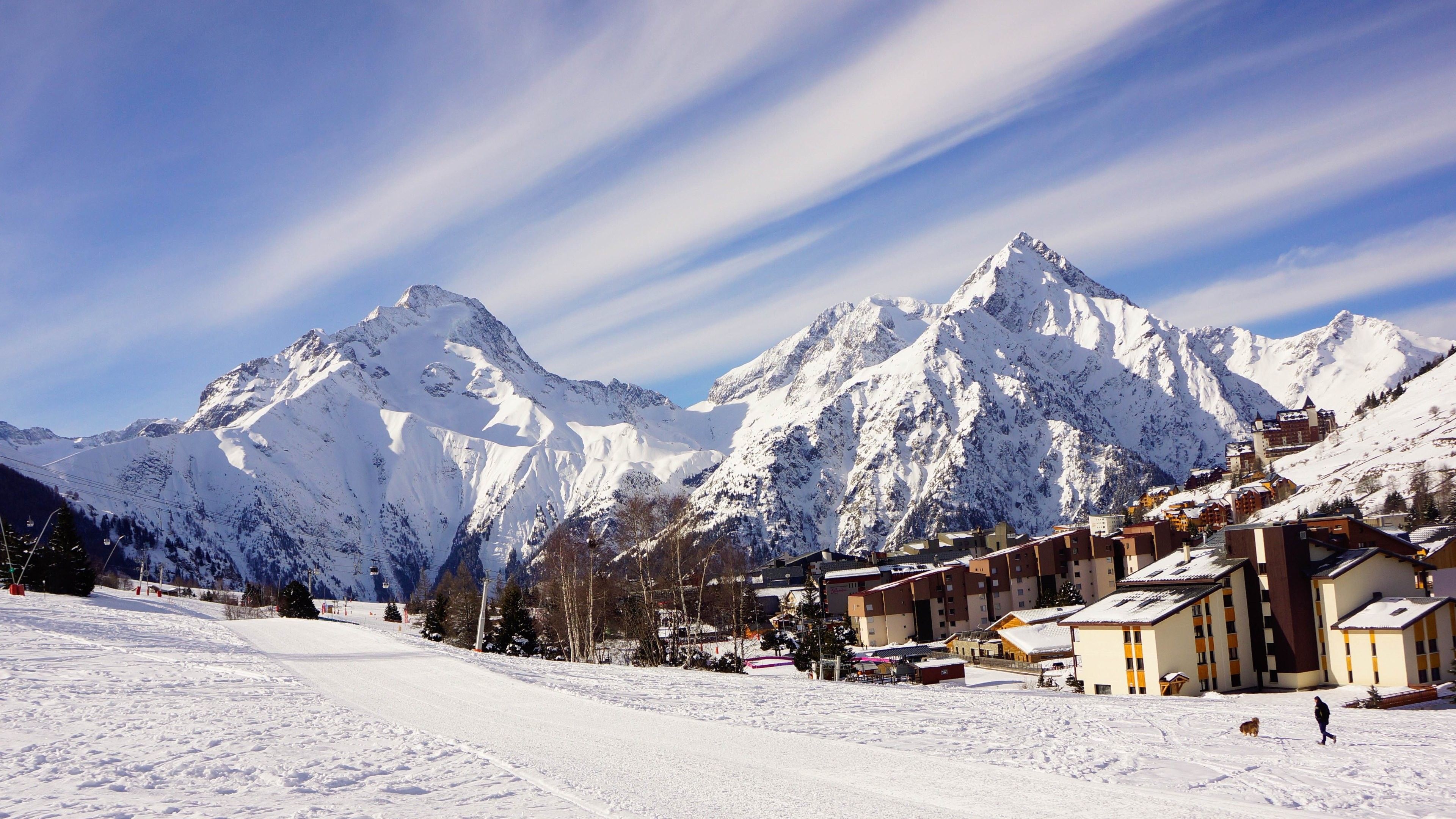 Villaggio montano innevato con alpi, 3840x2160 4K Ultra HD, Monitor 4K