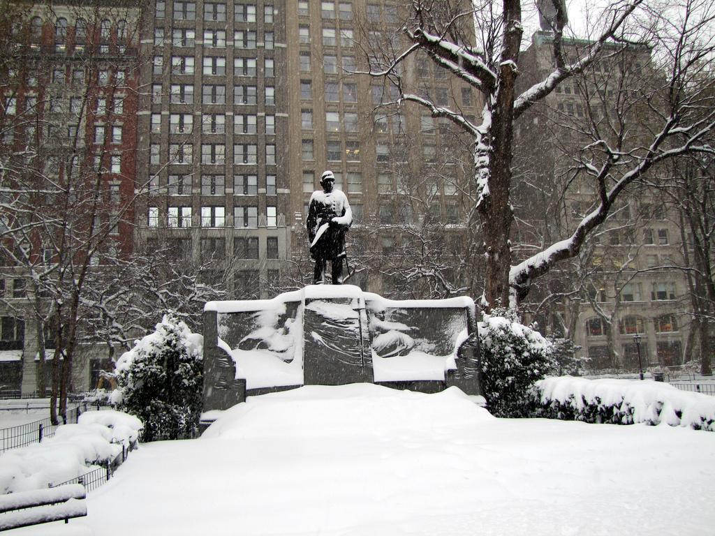 Statua parco innevato New York, 1024x768 HD, iMac