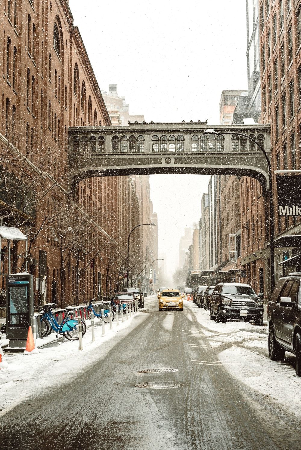 Strada innevata New York taxi, 1000x1497 Verticale, Telefono