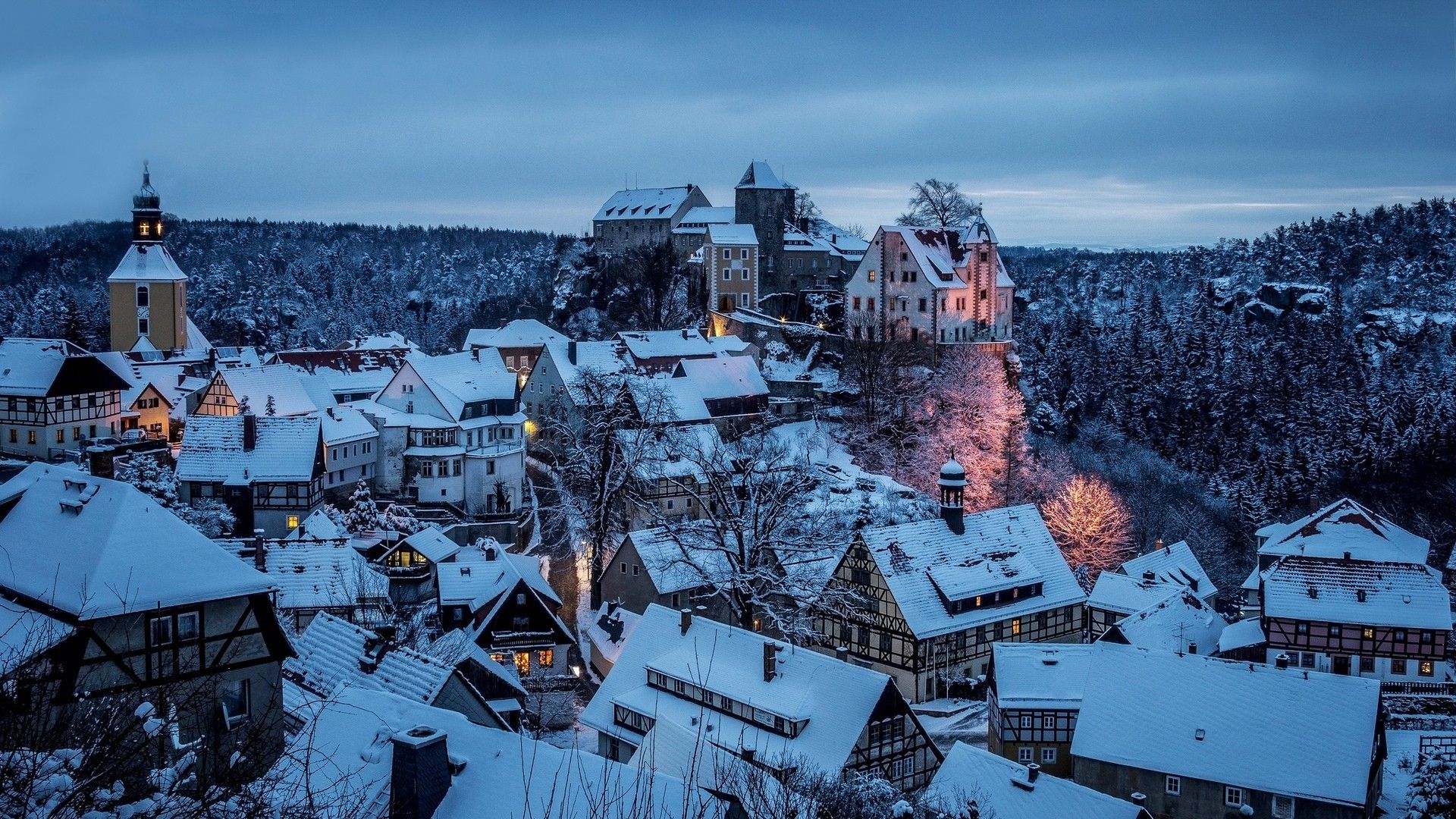 Città medievale innevata con castello, 1920x1080 1080p, PC