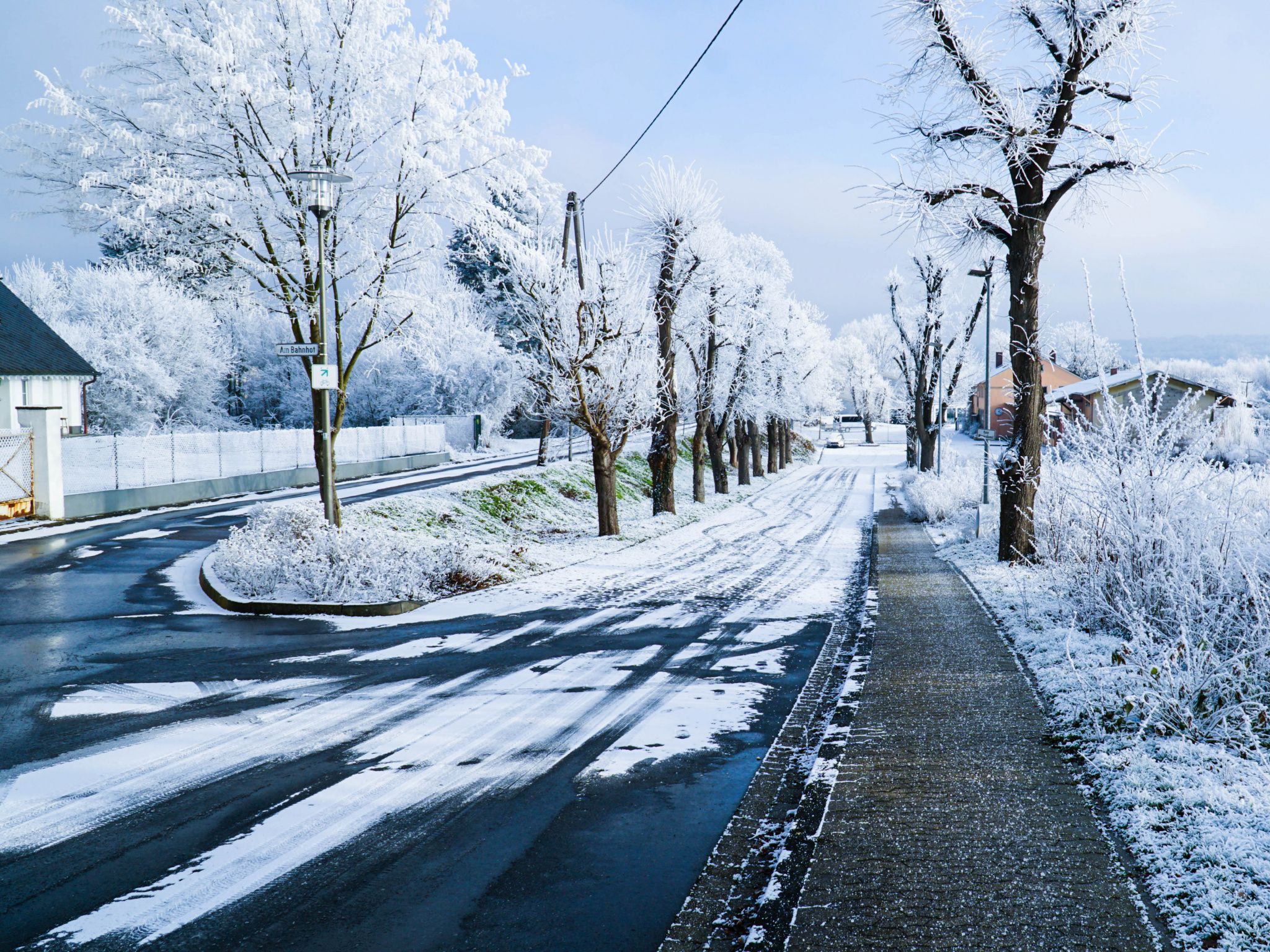 Strada residenziale innevata inverno, 2048x1536 Hi-Res, Laptop
