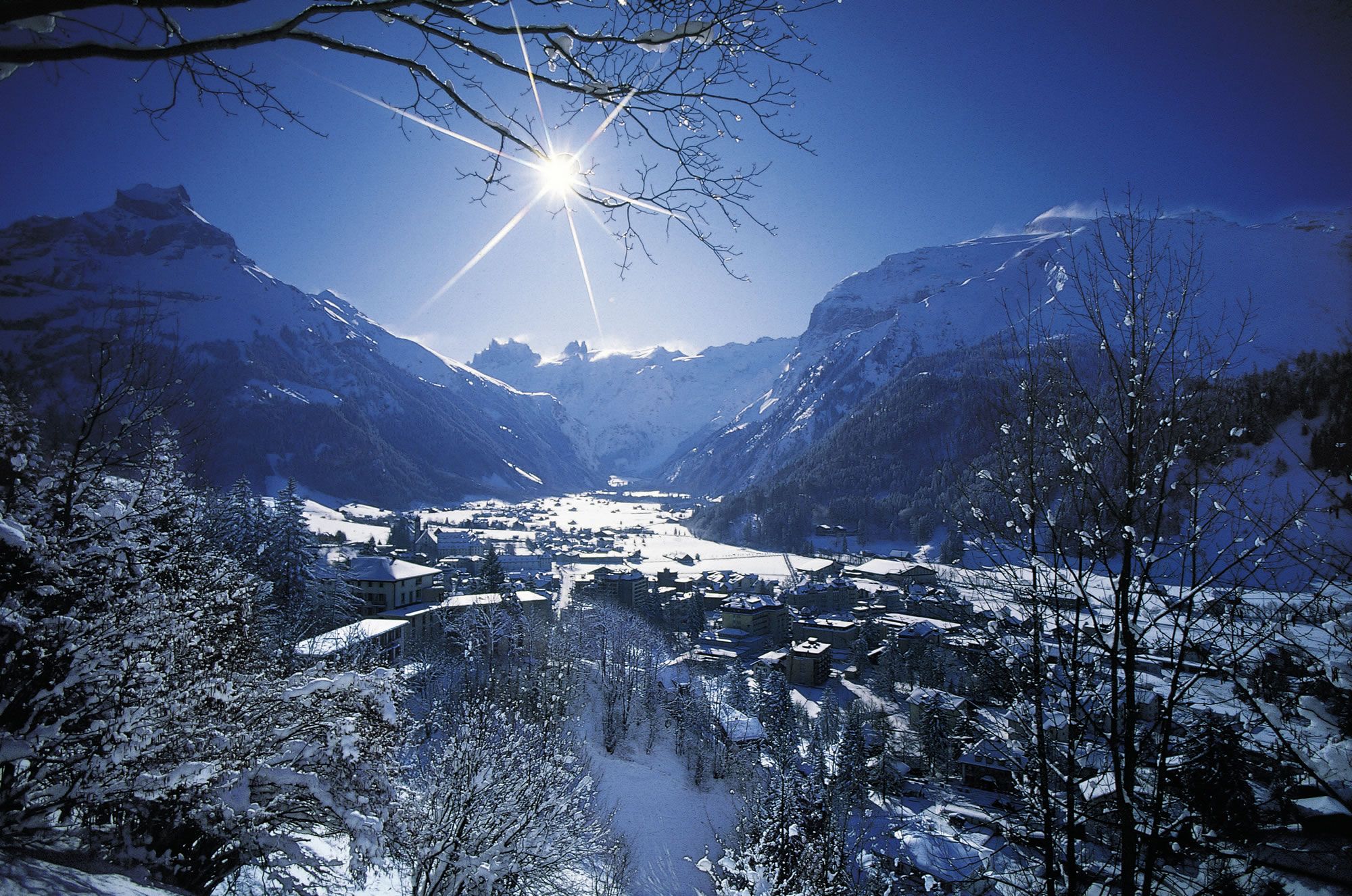 Villaggio svizzero innevato tra montagne, 2000x1326 2K, Desktop