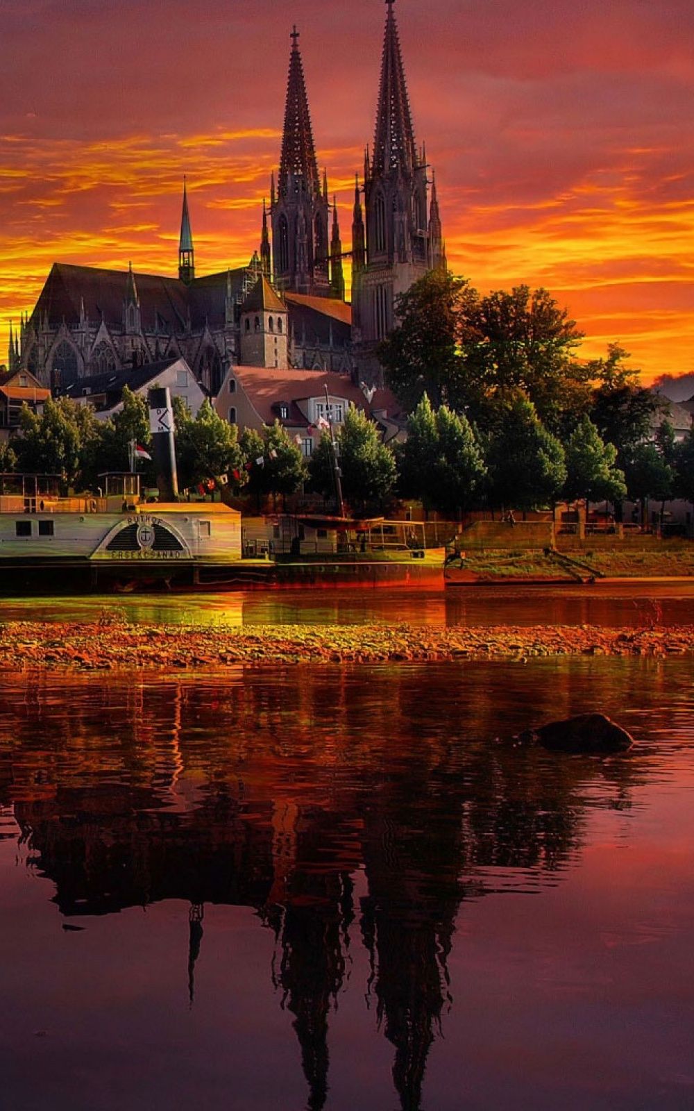 Cattedrale città al tramonto, 1000x1600 Verticale, Telefono