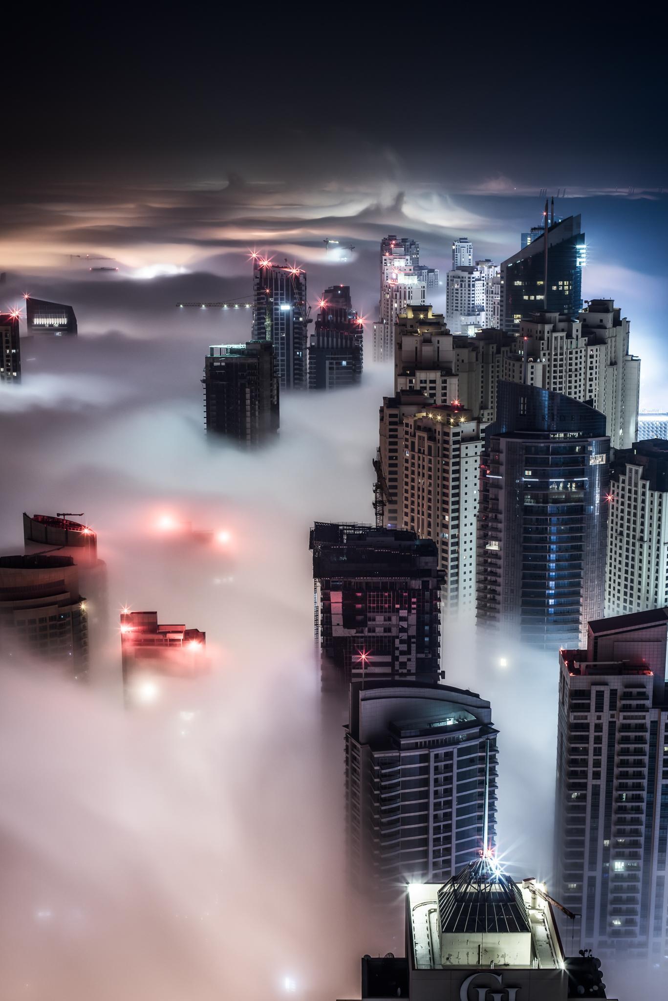 Grattacieli avvolti dalla nebbia notturna, 1367x2048 Verticale, Android