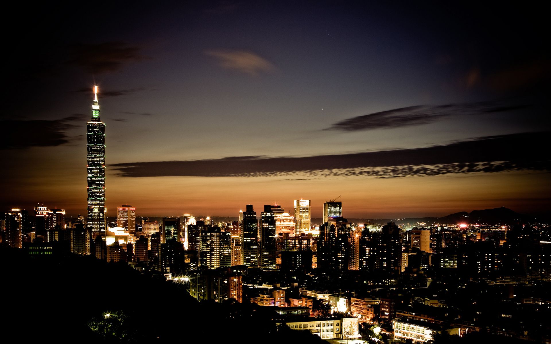Skyline notturno città con grattacielo, 1920x1200 Full HD+ WUXGA, Desktop