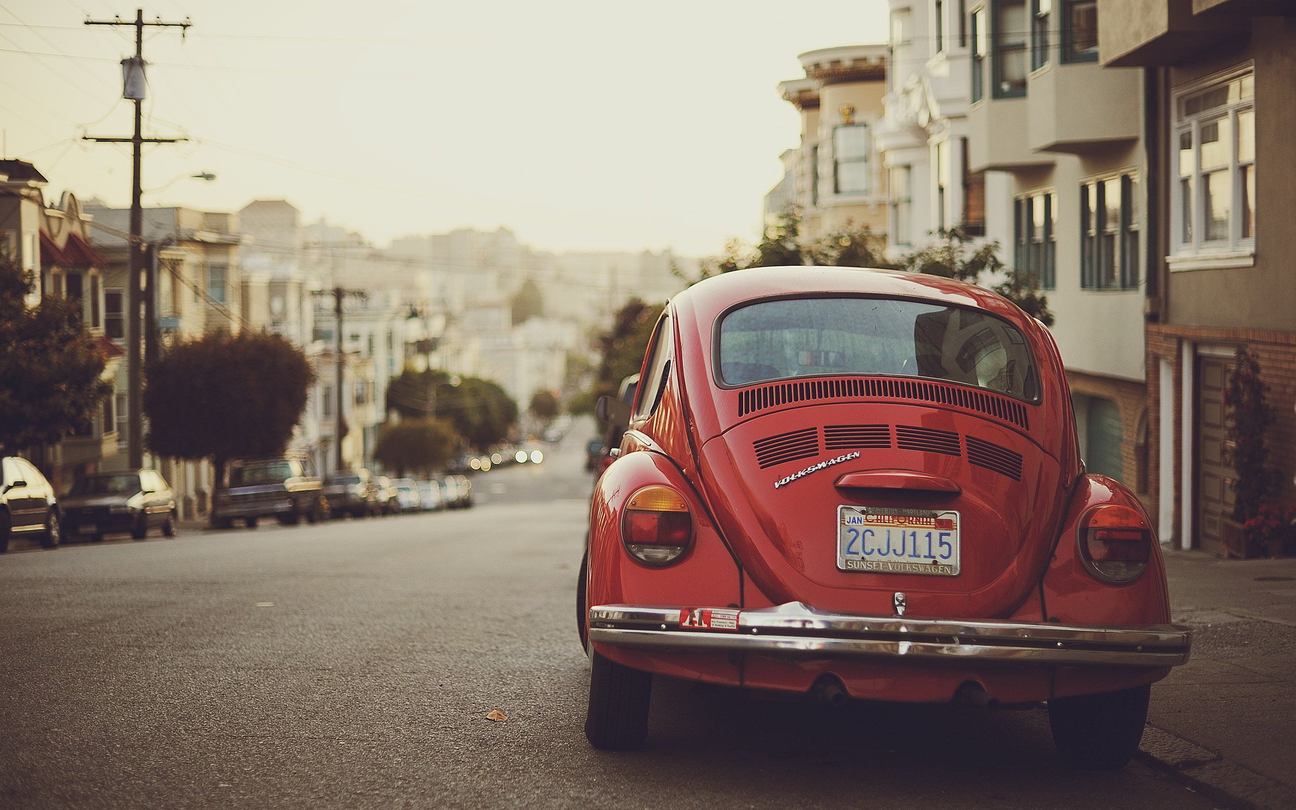Maggiolino rosso vintage in strada, 2560x1600 2K+, Ultrabook