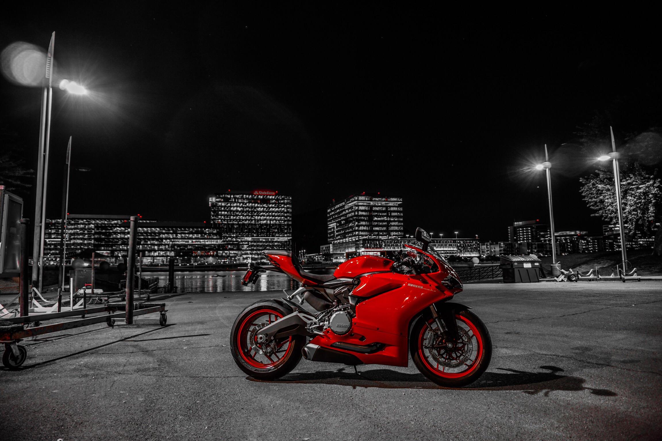 Moto Ducati rossa notturna, 2304x1536 2K, Acer Nitro