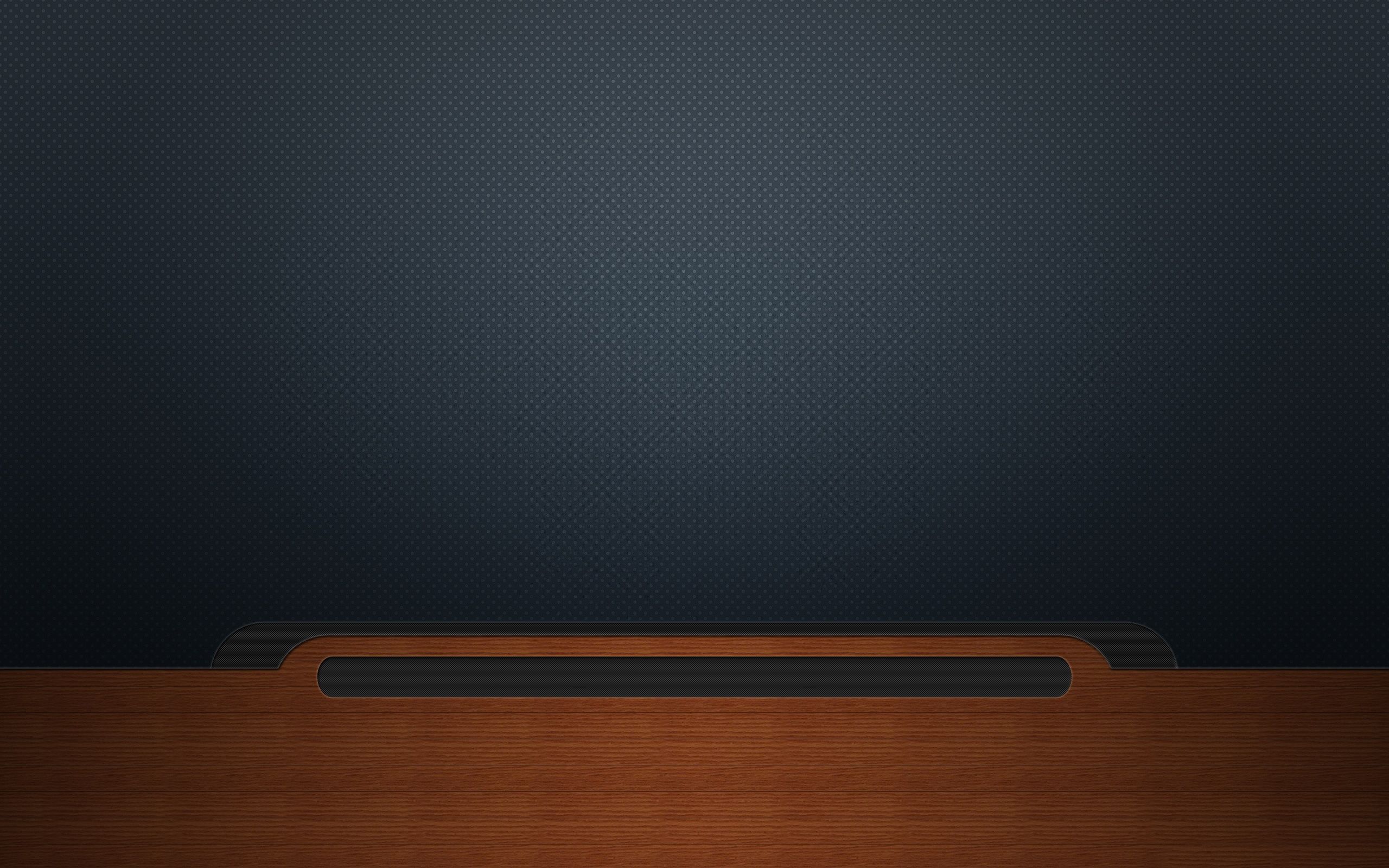 Scrivania in legno con schermo scuro, 2560x1600 2K, MacBook Pro