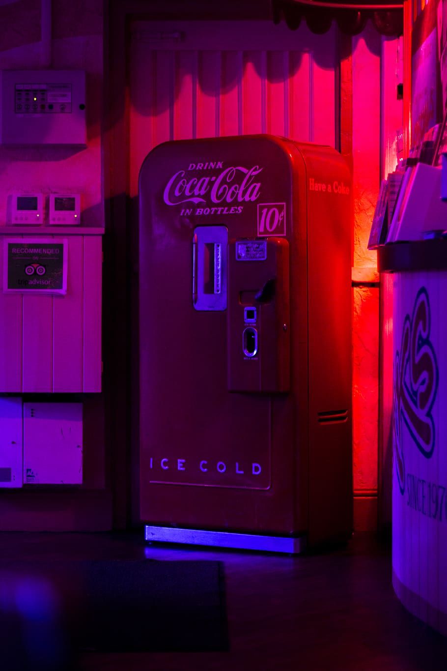 Distributore Coca-Cola vintage neon, 910x1365 Full HD Verticale, iPhone