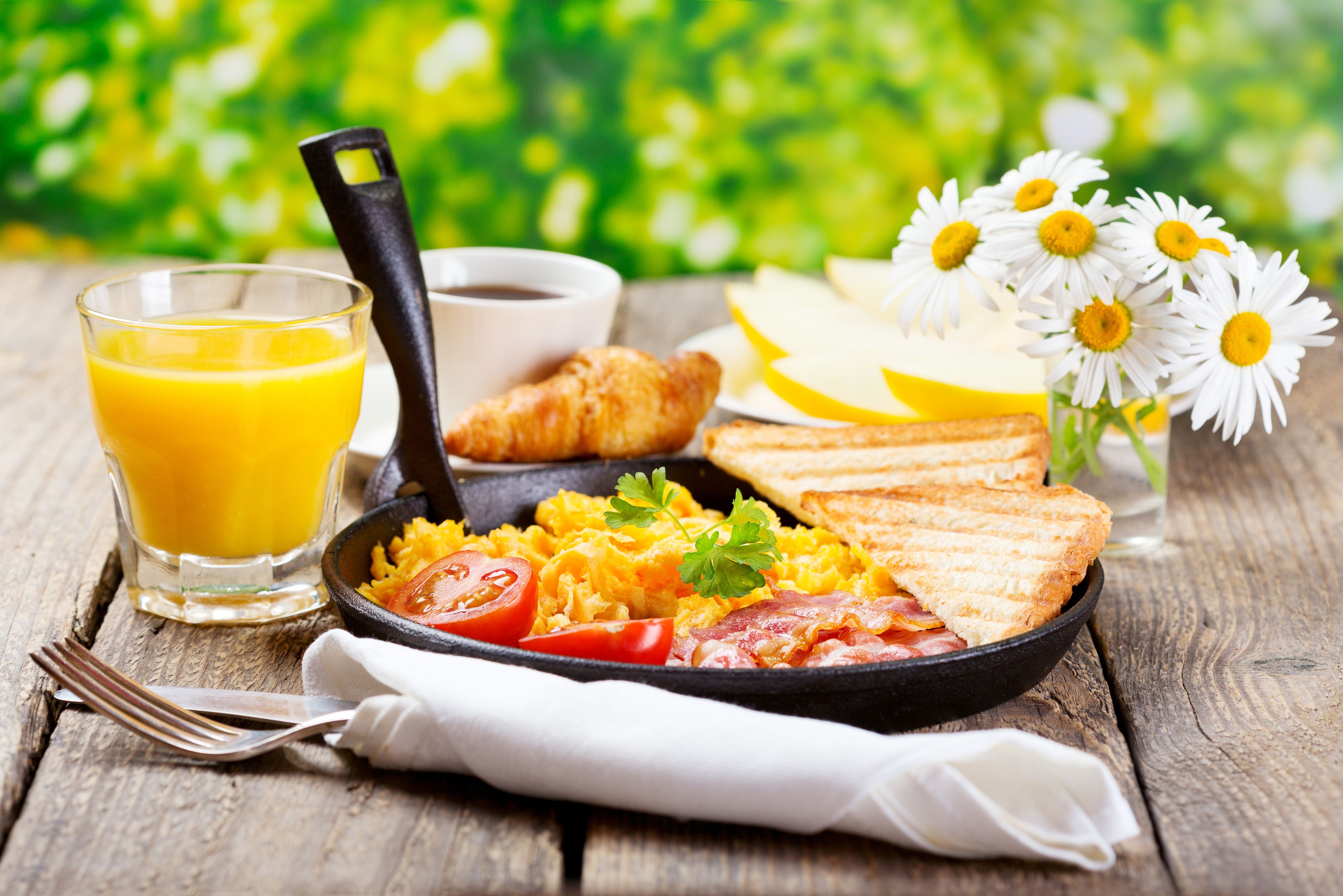Colazione con uova e succo arancia, 5247x3502 UHD, PC 4K