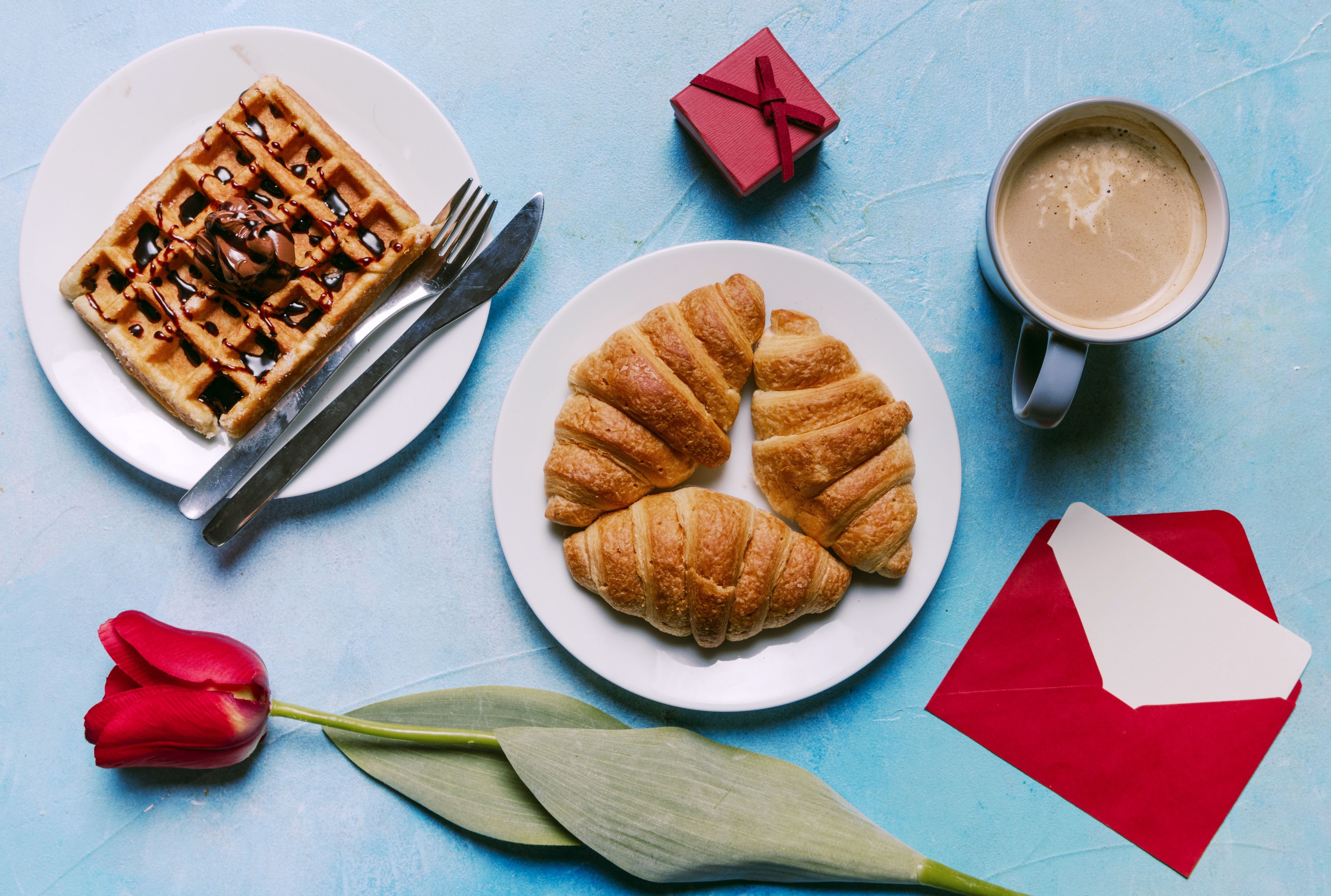 Colazione con waffle e croissant, 5456x3672 4K, Desktop 4K