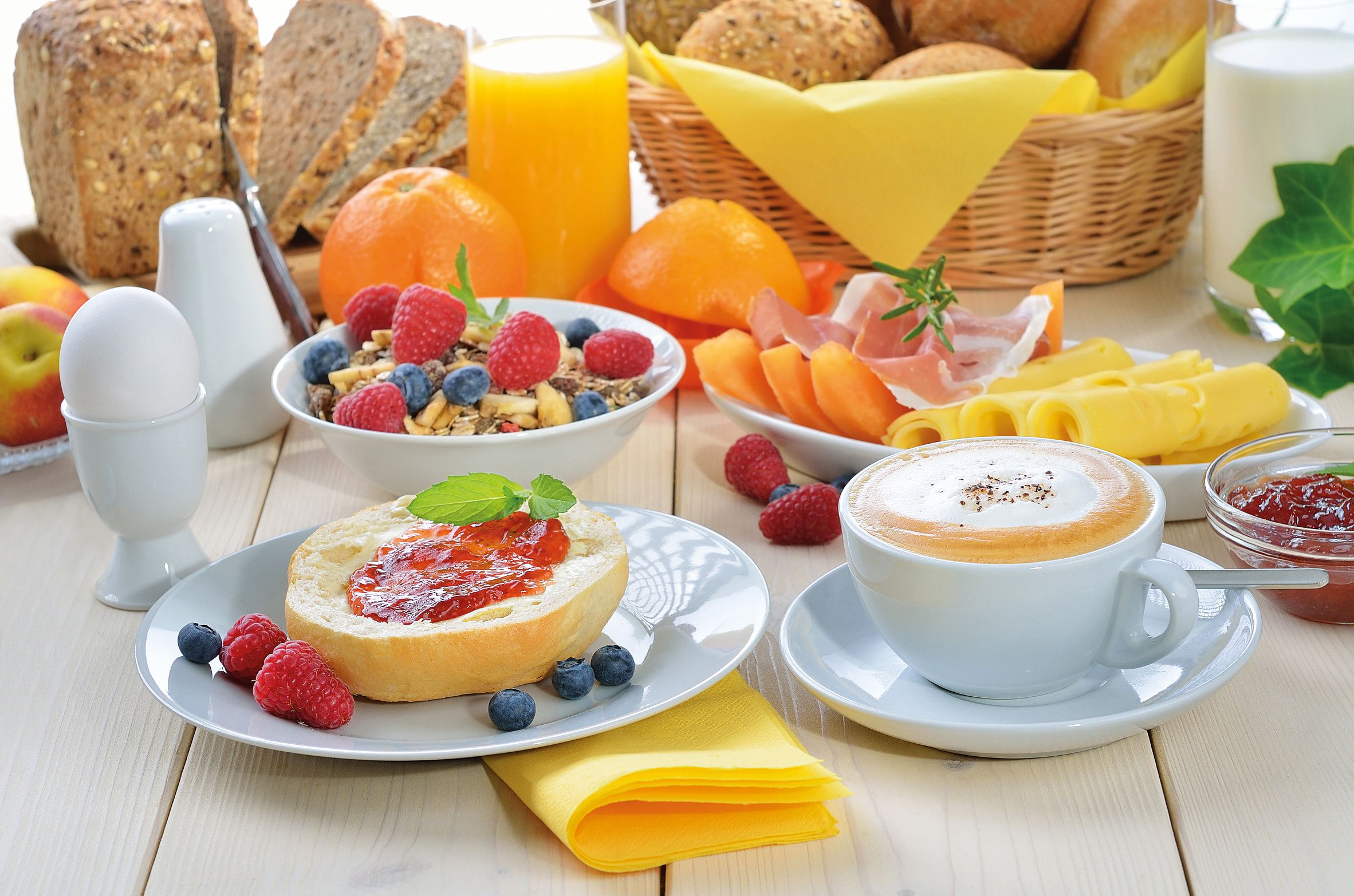 Tavola con colazione varia, 2364x1565 alta risoluzione, PC Desktop