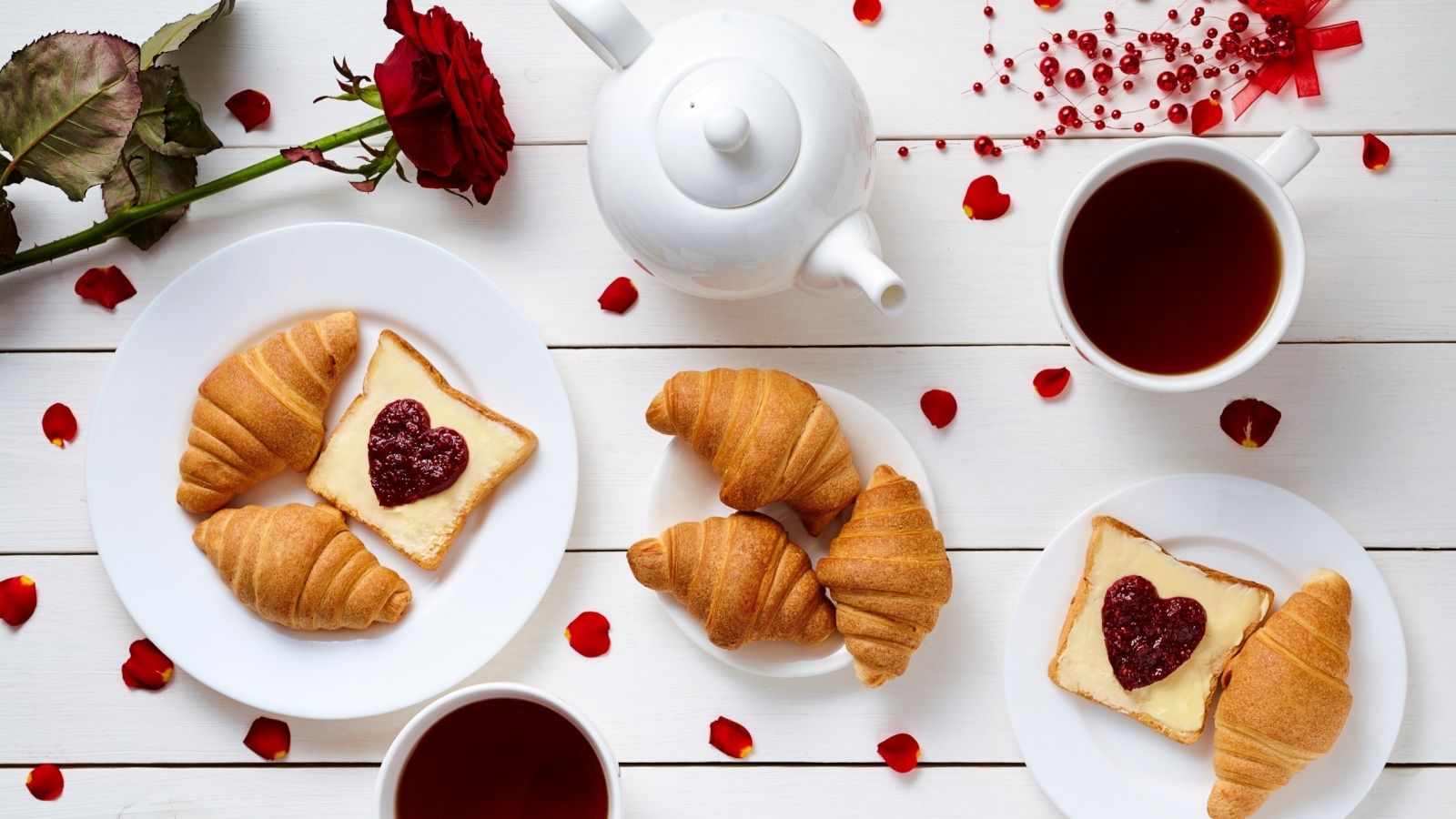 Colazione romantica con croissant e tè, 1600x900 HD Ready, Laptop