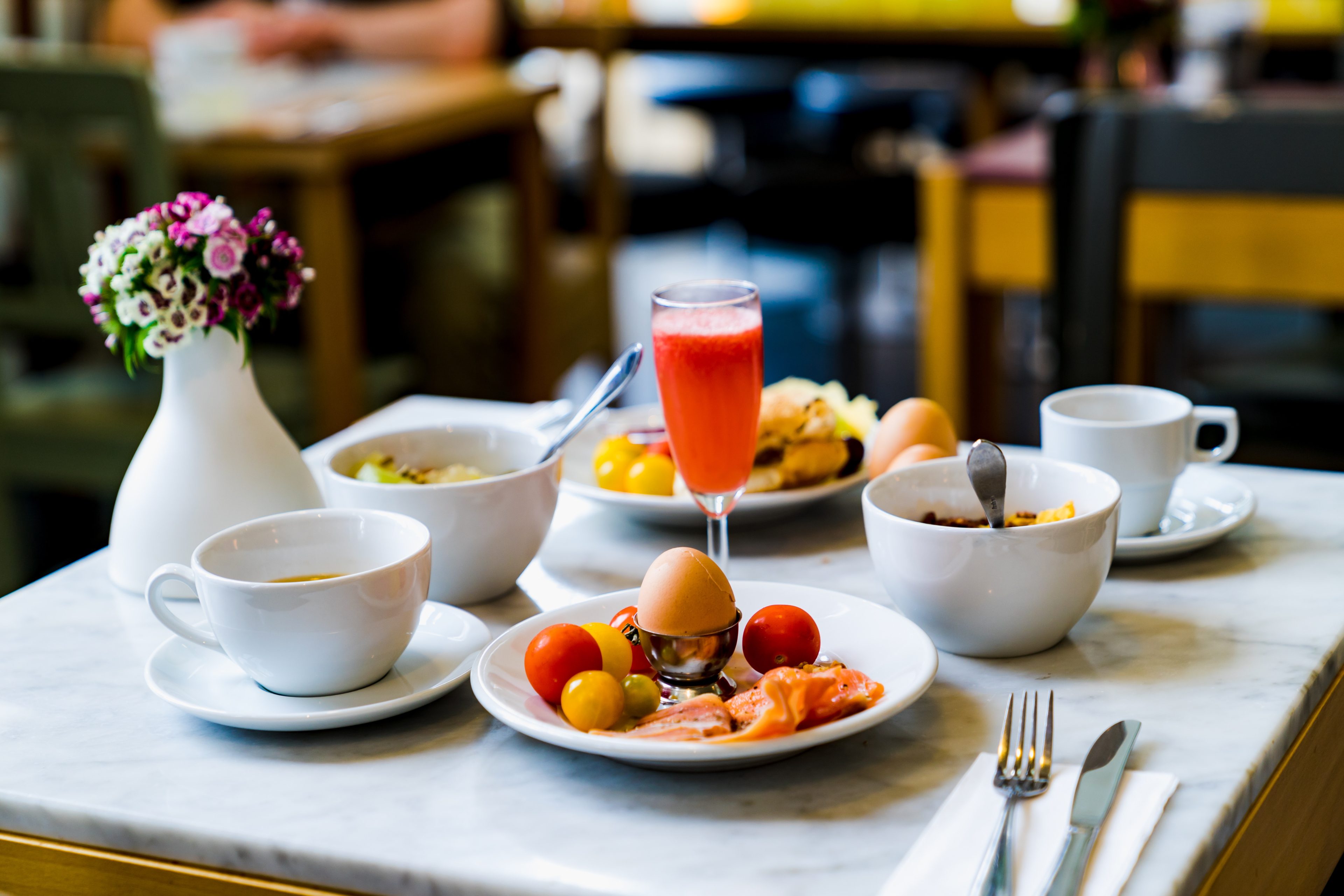 Tavolo colazione con caffè e uova, 3840x2560 4K Ultra HD, Monitor 4K