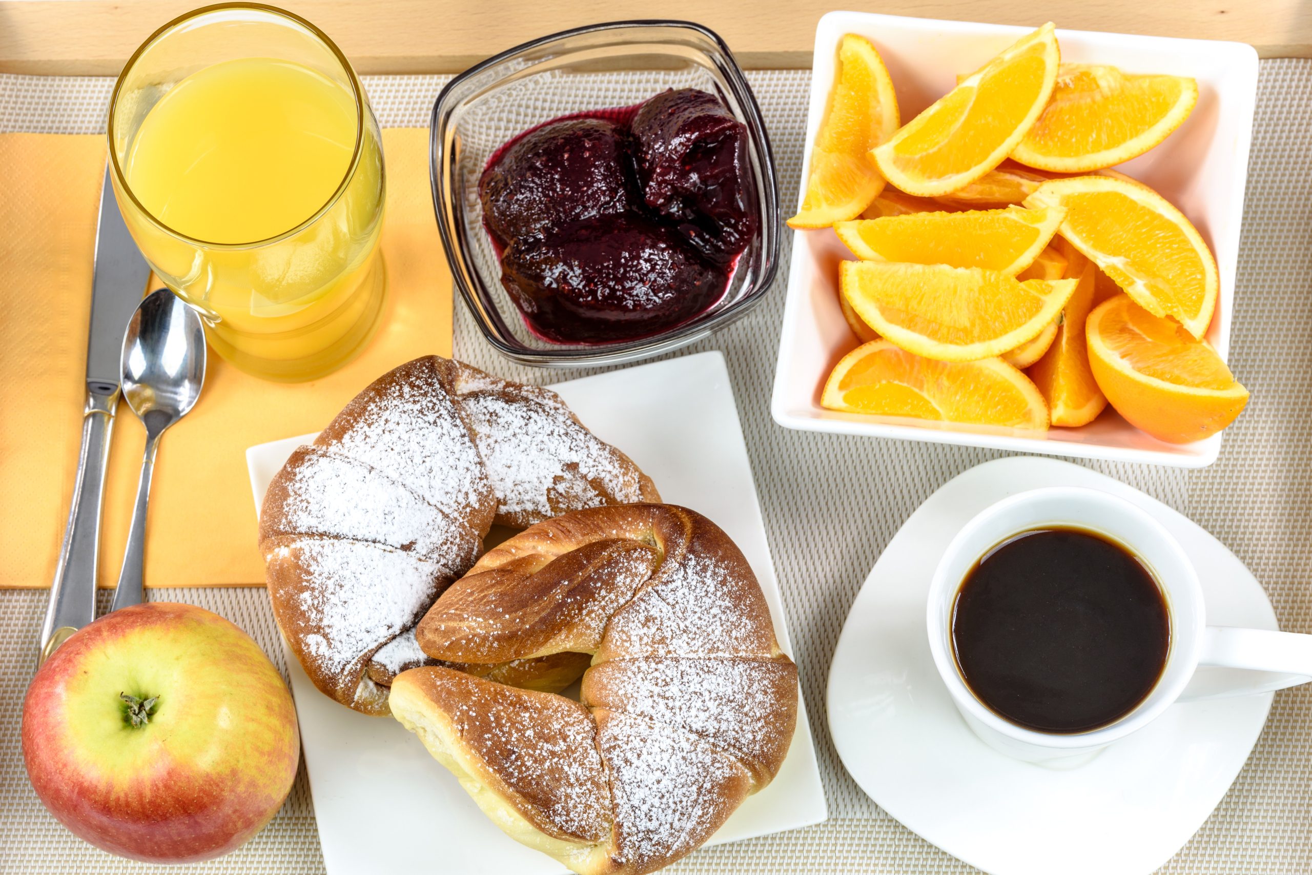Colazione con croissant e caffè, 2560x1707 2K+, Desktop