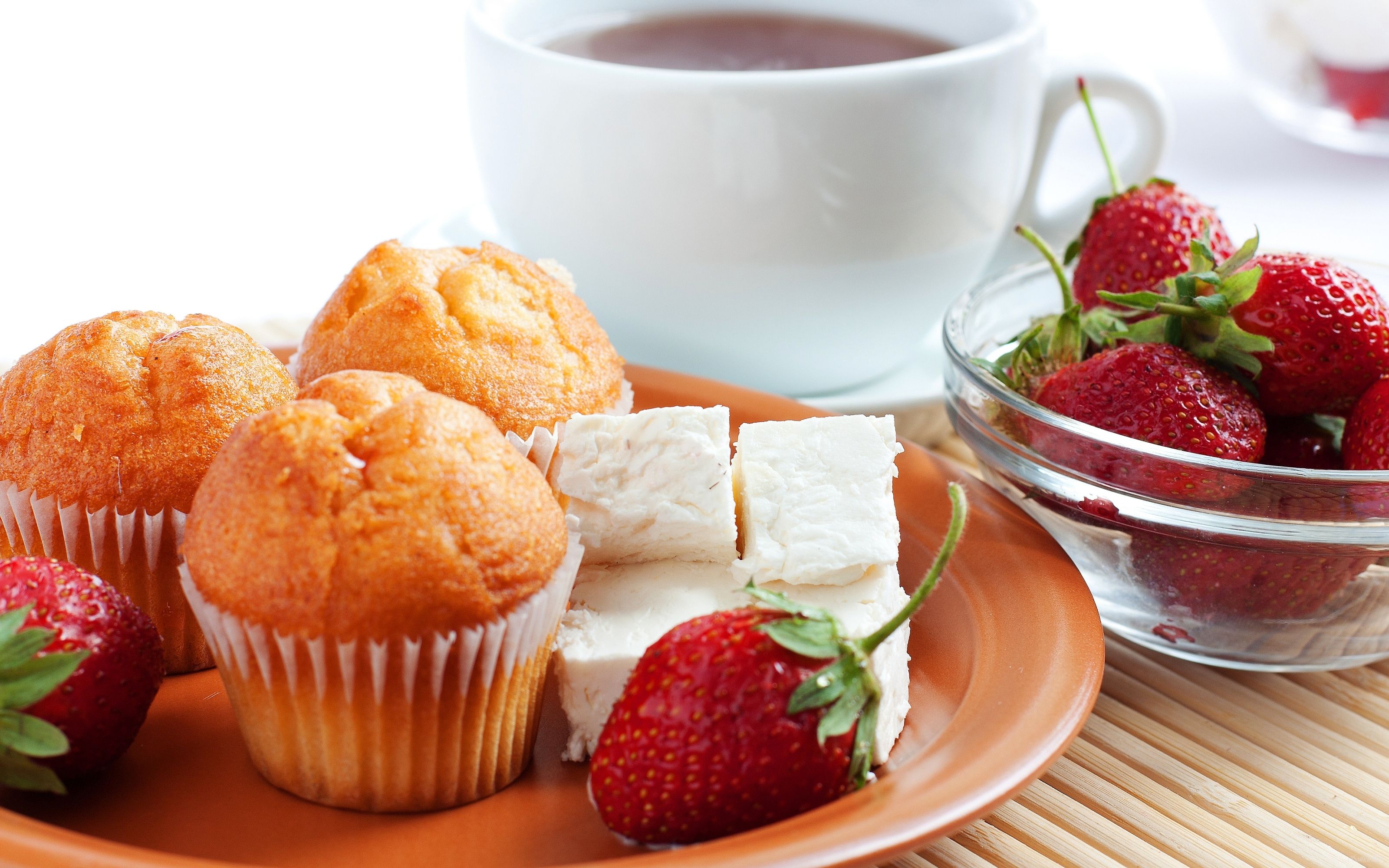 Muffin, formaggio e fragole colazione, 3200x2000 2K, Desktop