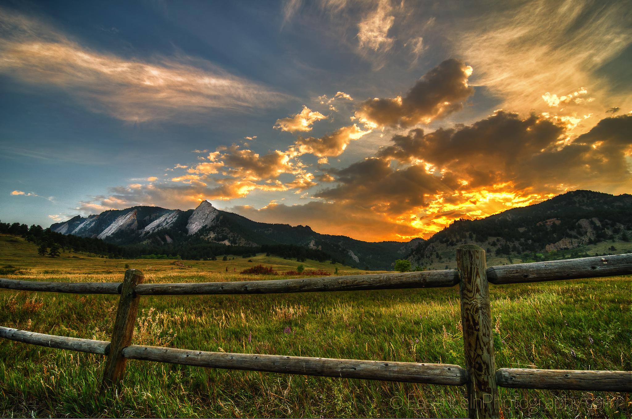 Tramonto montagne recinto legno, 2048x1360 2K, PC