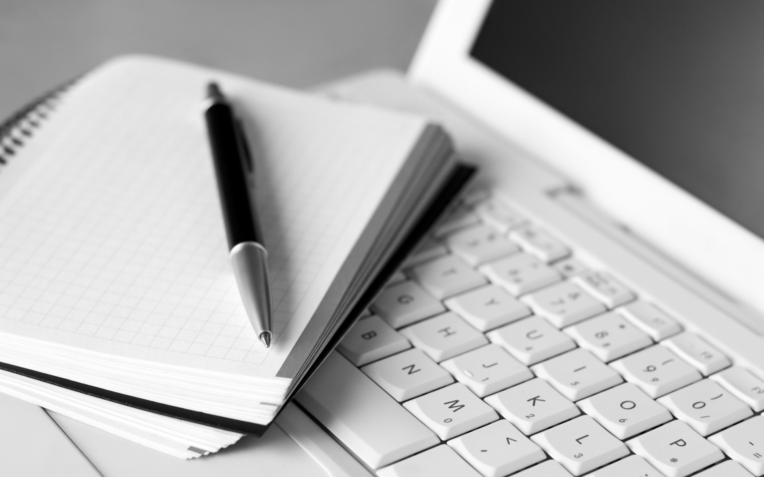 Taccuino e penna su laptop, sfondi per Computer, 2560x1600 WQXGA, PC