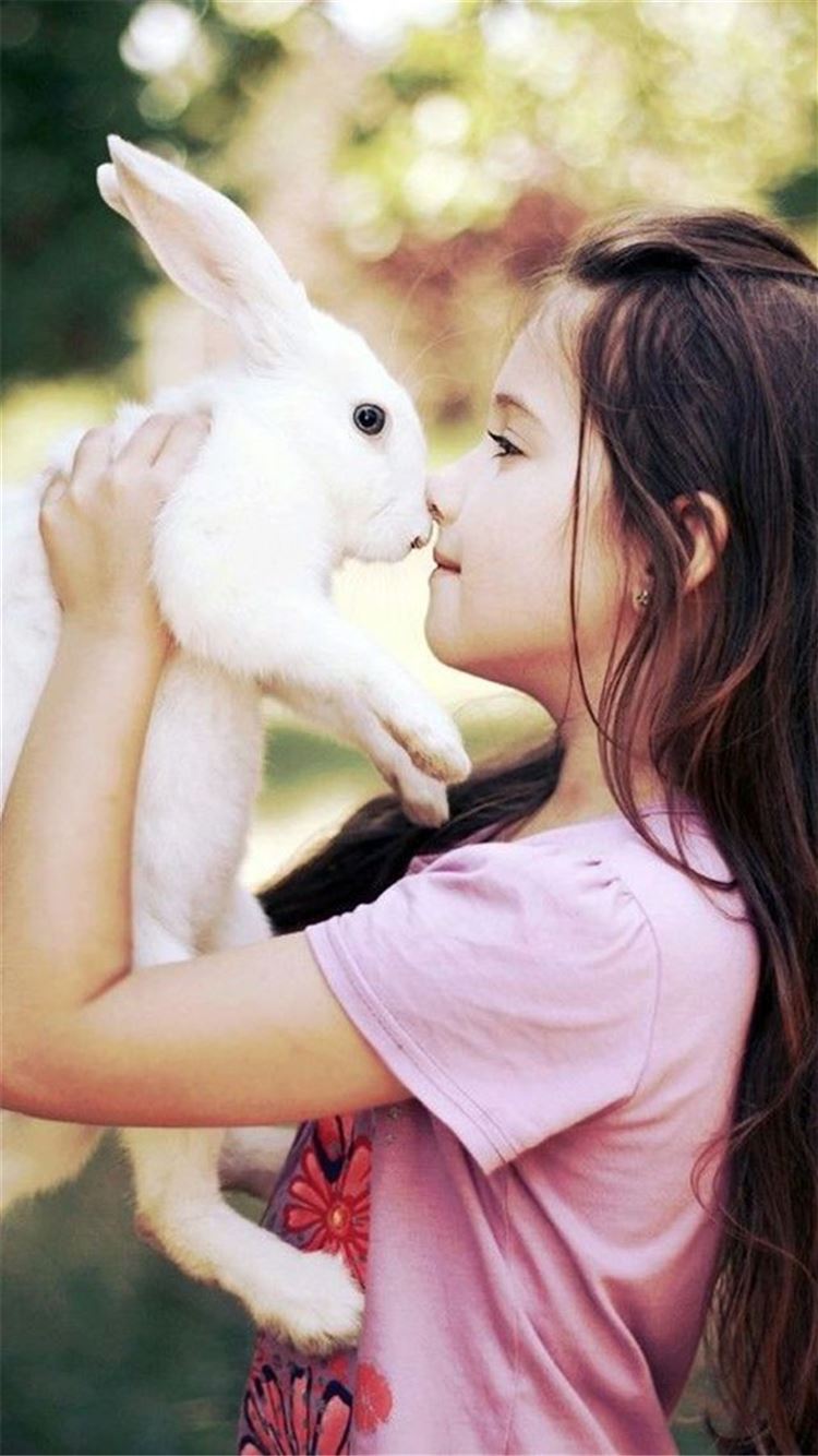 Ragazza con coniglio bianco, 750x1334 Verticale, Mobile