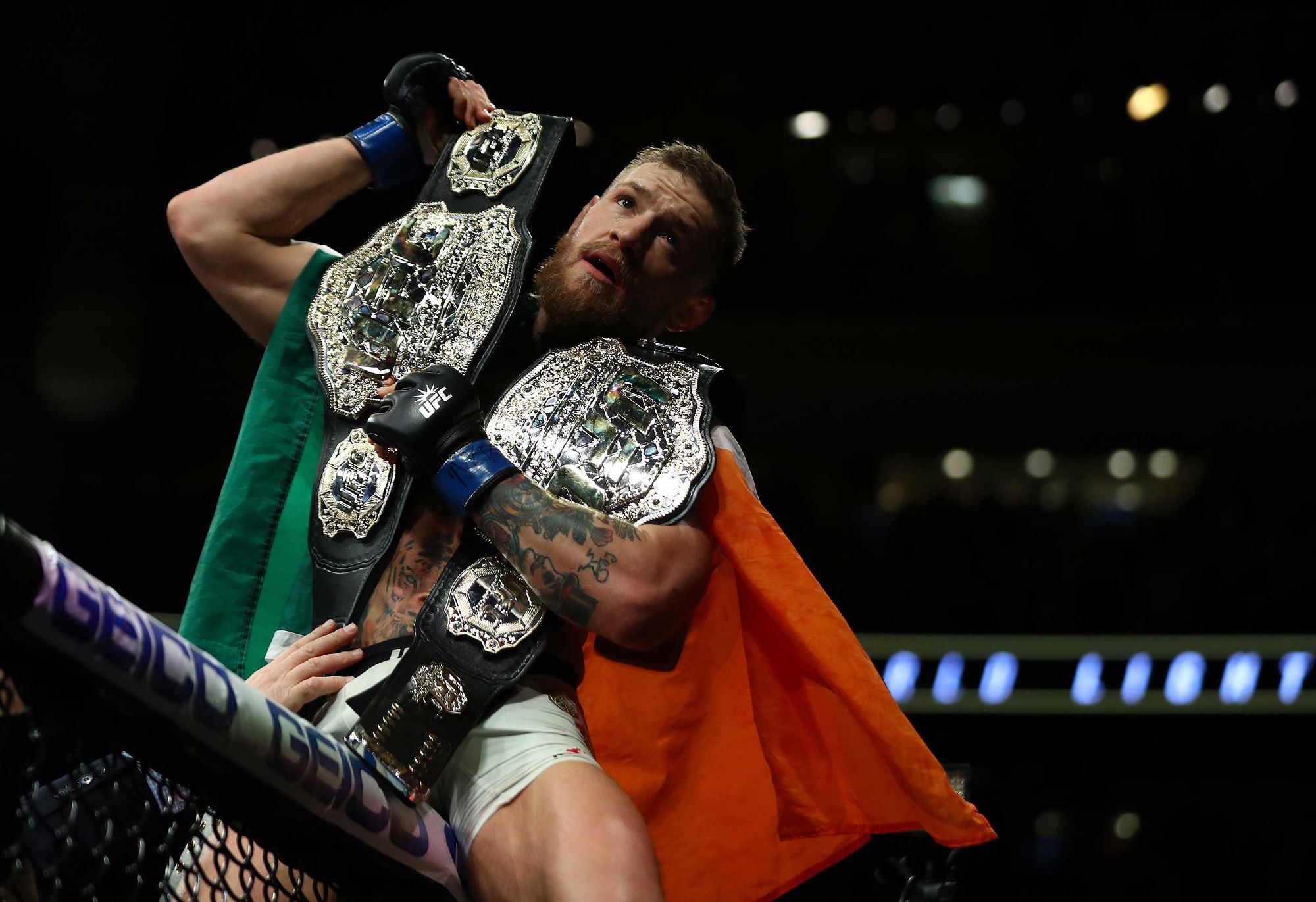 Conor McGregor con cinture UFC, 2000x1371 2K, Laptop