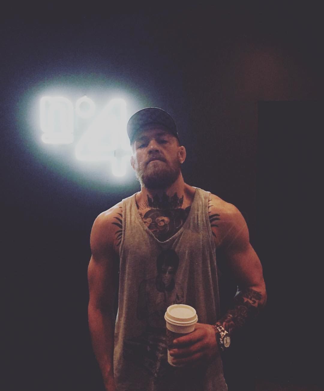Conor McGregor con caffè, 1080x1304 Full HD Verticale, iPhone Plus