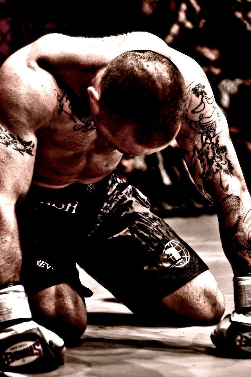 Lottatore MMA tatuato ring, 800x1200 Verticale, iPhone Pro