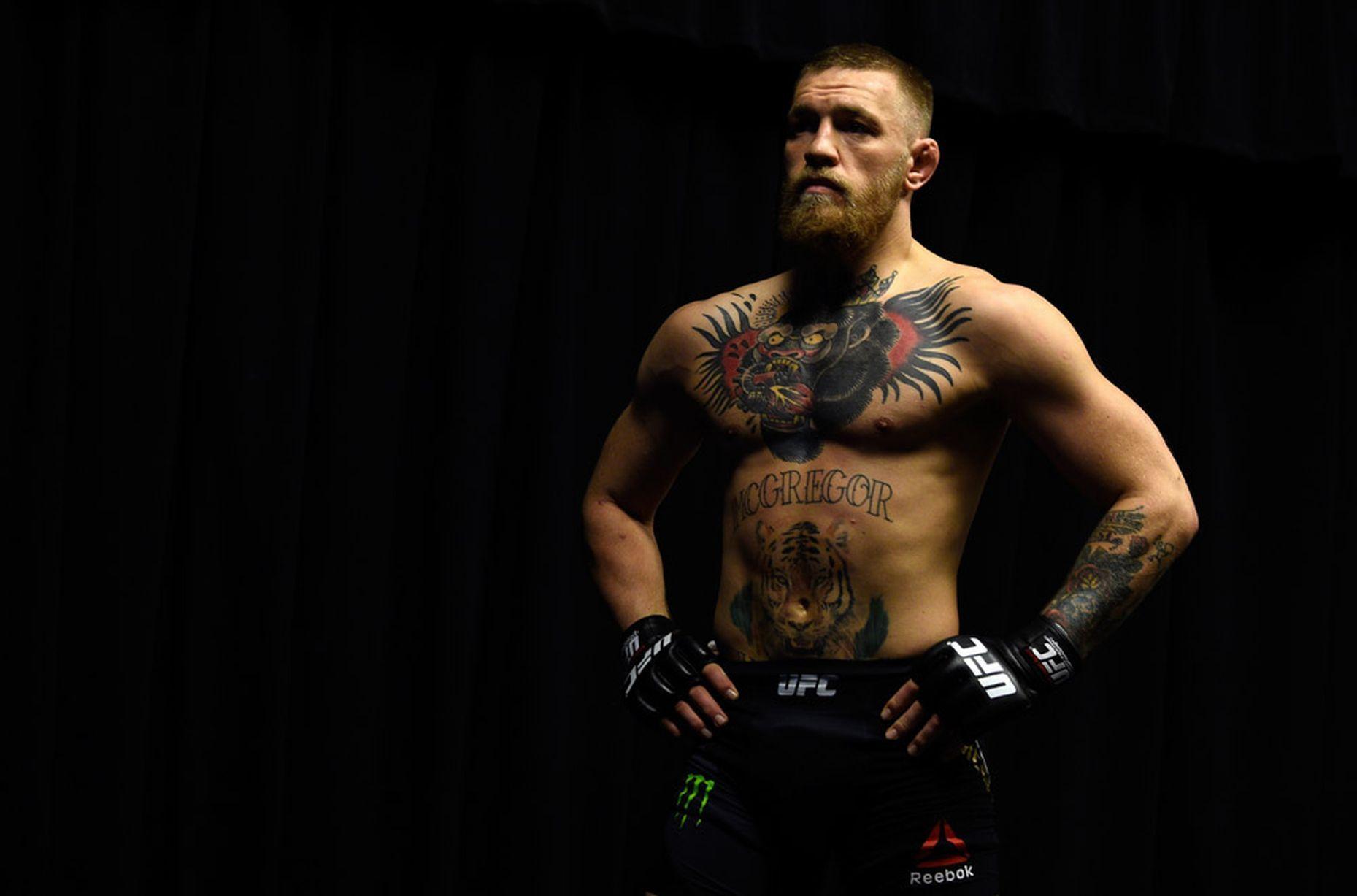 Conor McGregor tatuato palco buio, UFC, 1859x1227 HD, PC