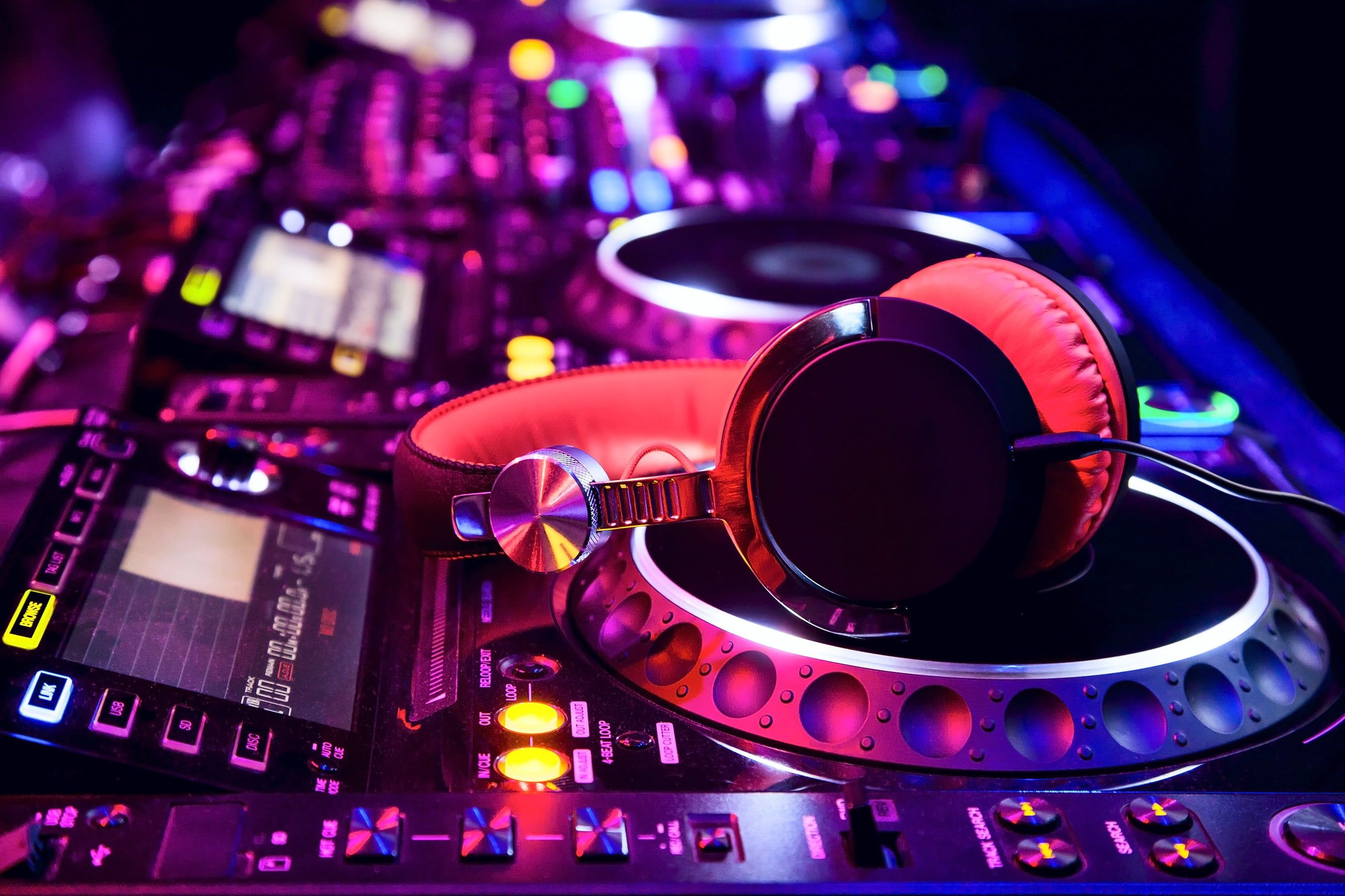 Cuffie su controller DJ, 2700x1800 WQXGA, Monitor Gaming