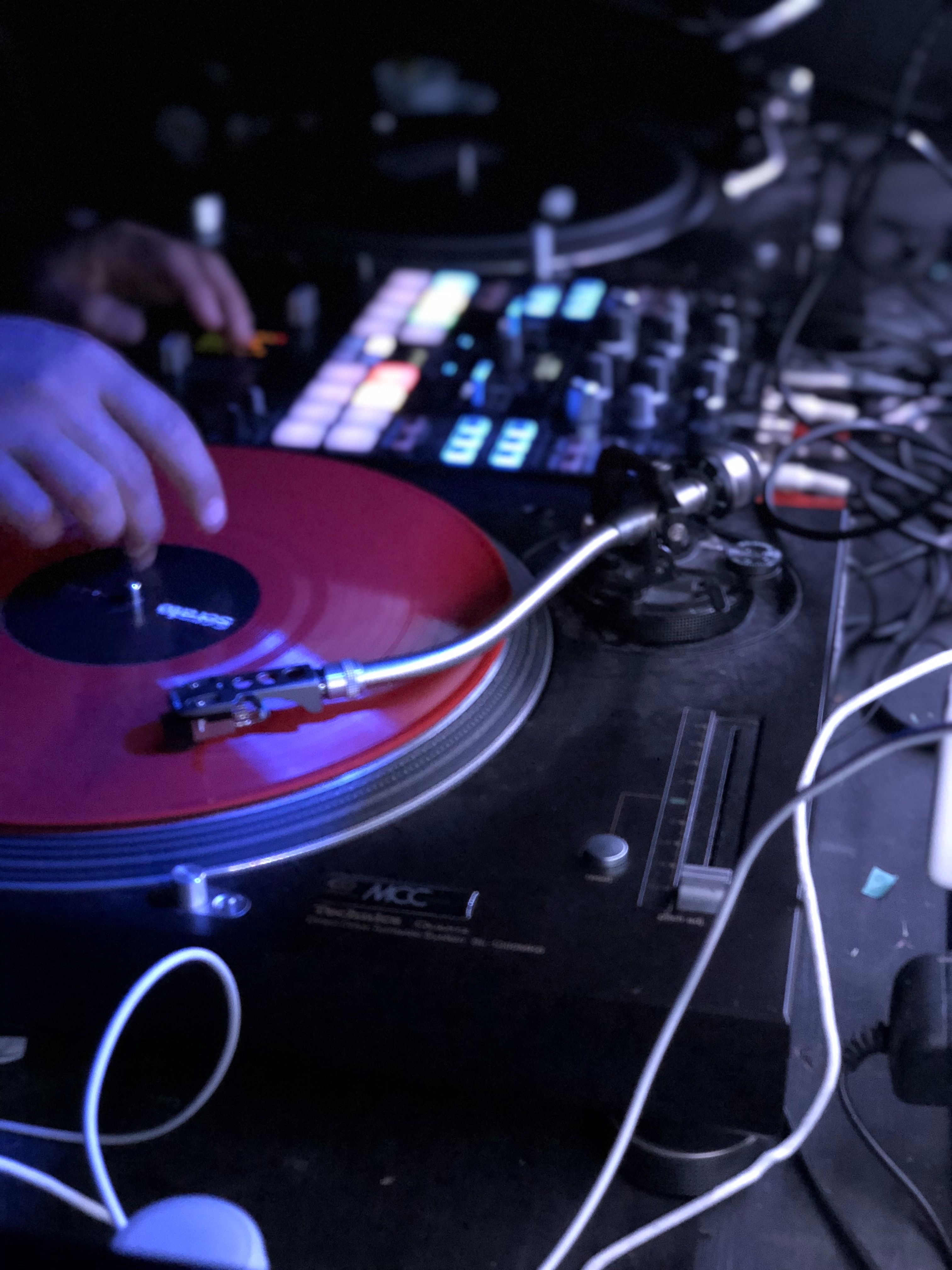DJ controller con vinile rosso, 3024x4032 Full HD Verticale, Smartphone