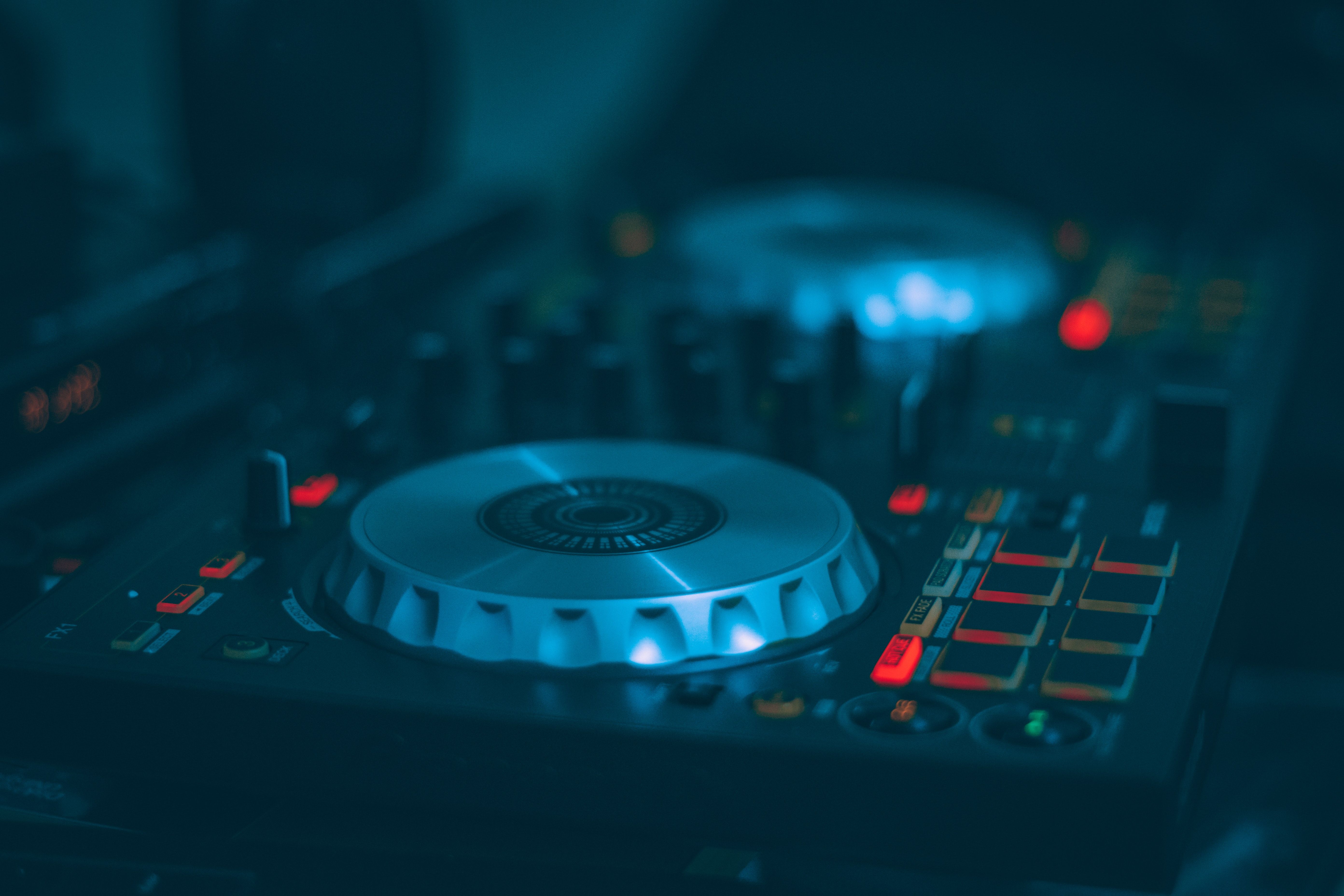 Controller DJ in penombra, 5568x3712 4K Ultra HD, Monitor 4K