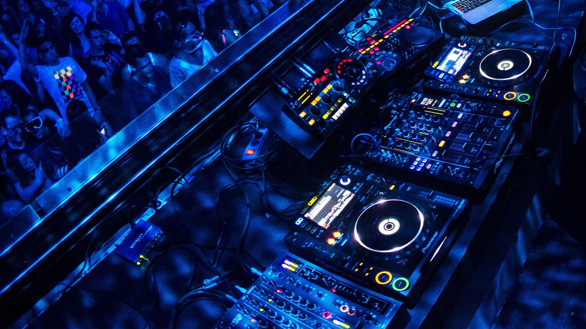 Controller DJ in discoteca blu, 2048x1152 Hi-Res, Desktop