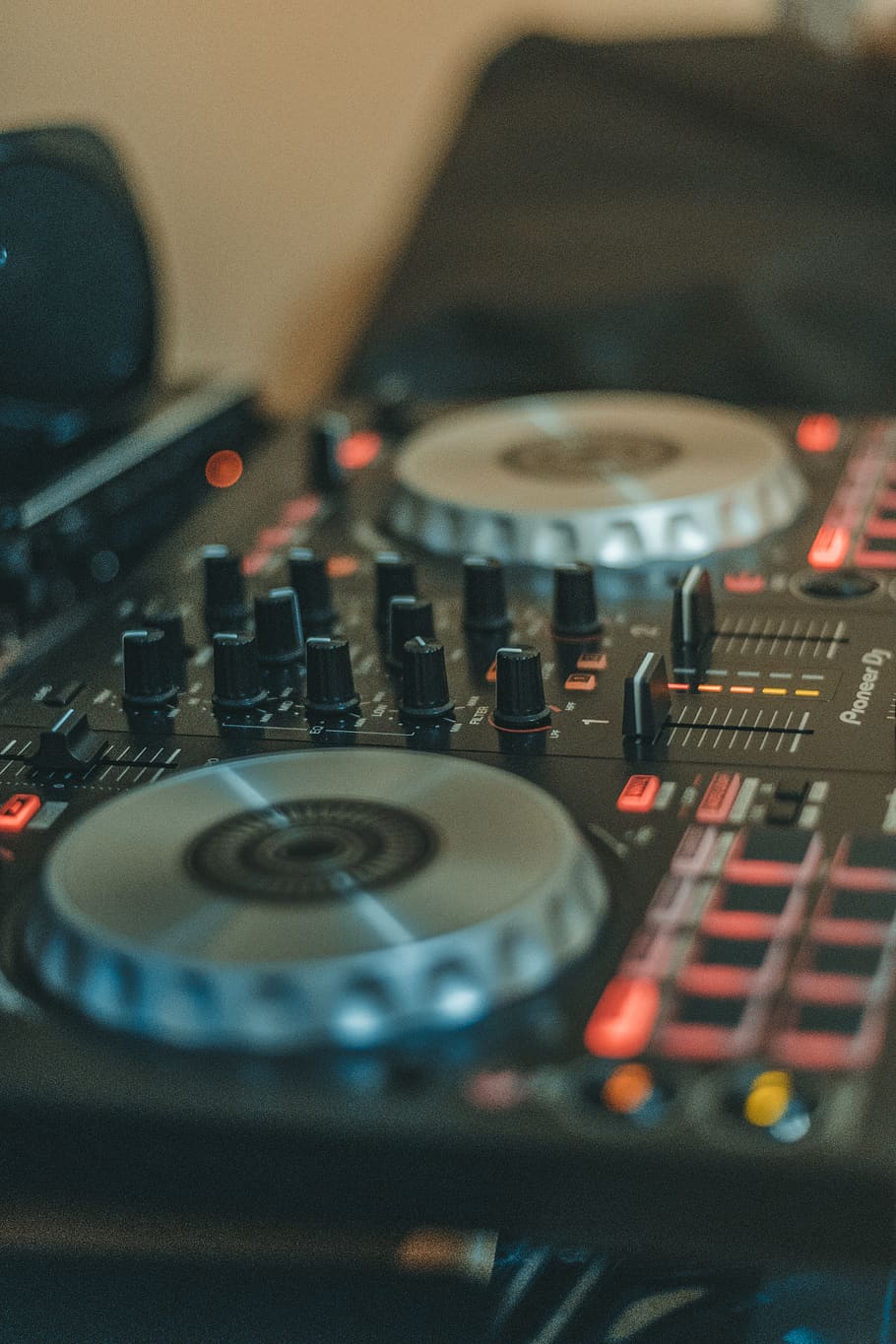 Controller DJ nero primo piano, 910x1365 Full HD Verticale, iPhone