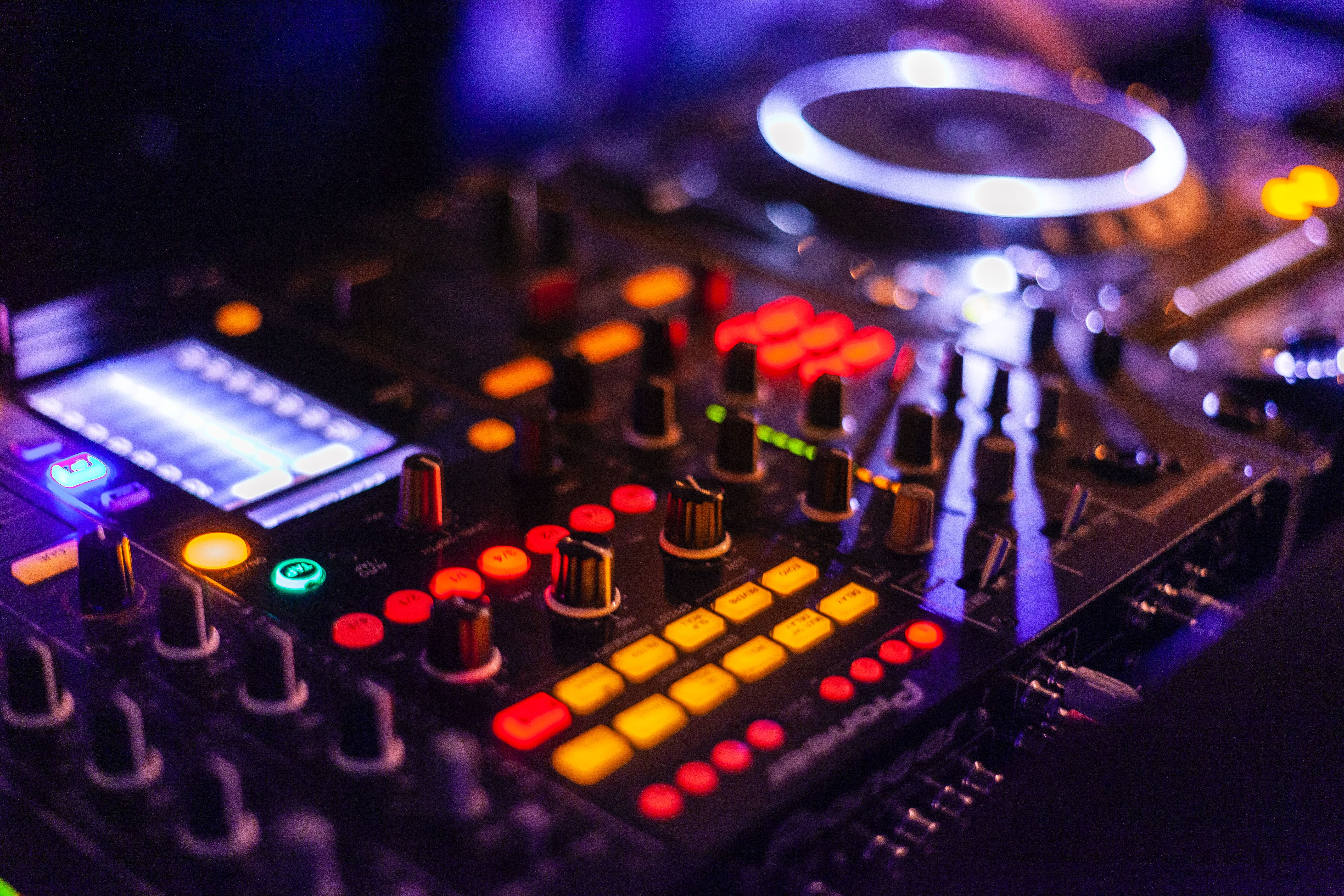 Controller DJ illuminato colorato, 5616x3744 4K, Desktop 4K
