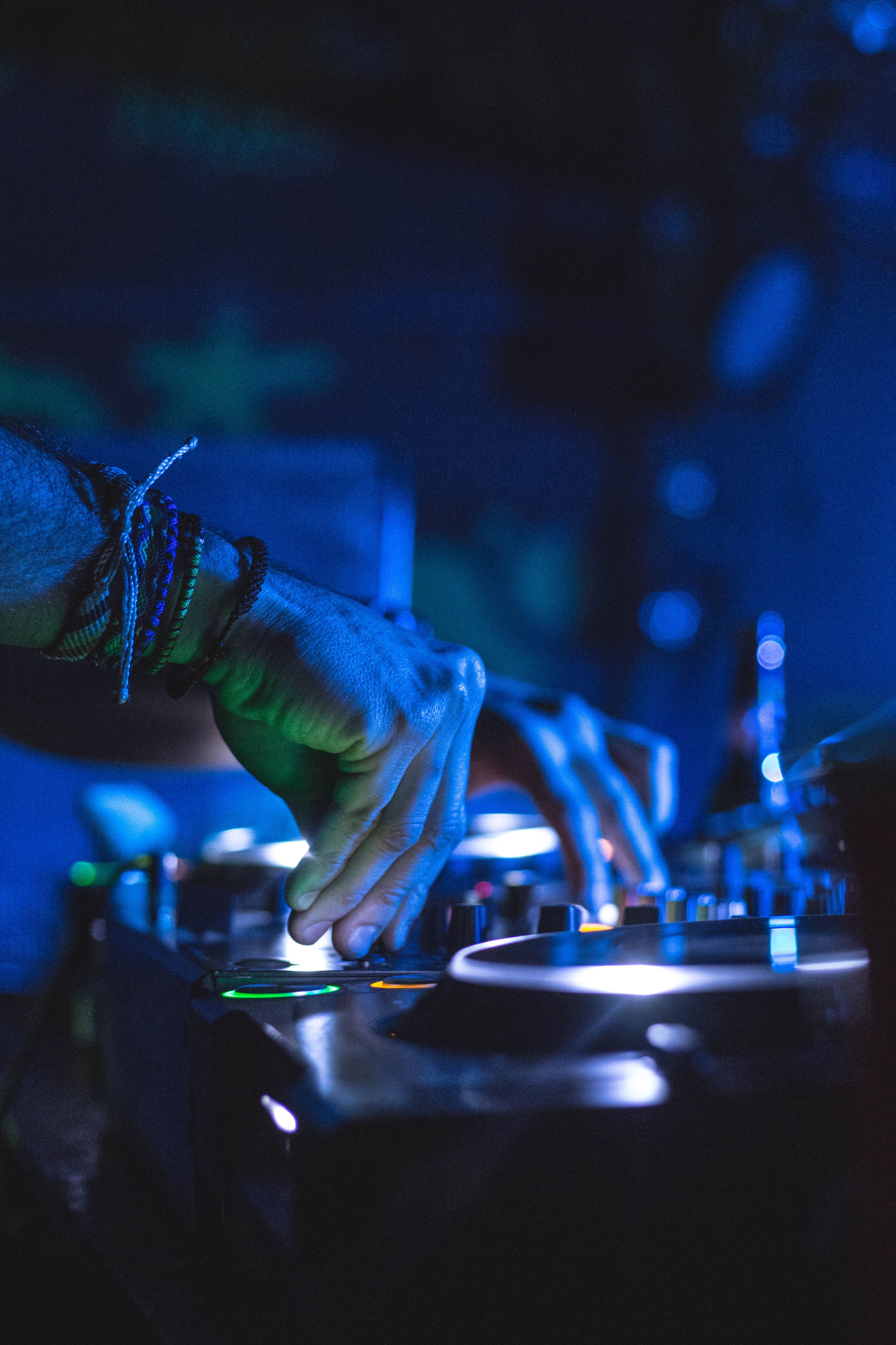 Mani su controller DJ blu, 3456x5184 Verticale, Mobile
