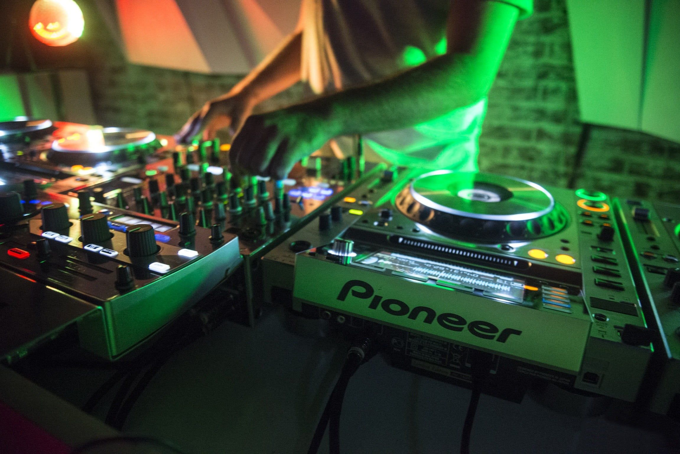 Controller DJ Pioneer luci verdi, 2302x1536 alta risoluzione, PC