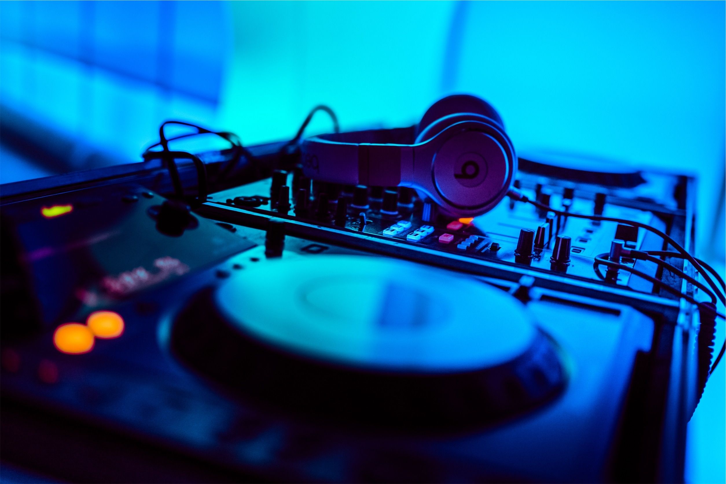 Controller DJ con cuffie, 2509x1673 alta risoluzione, Laptop