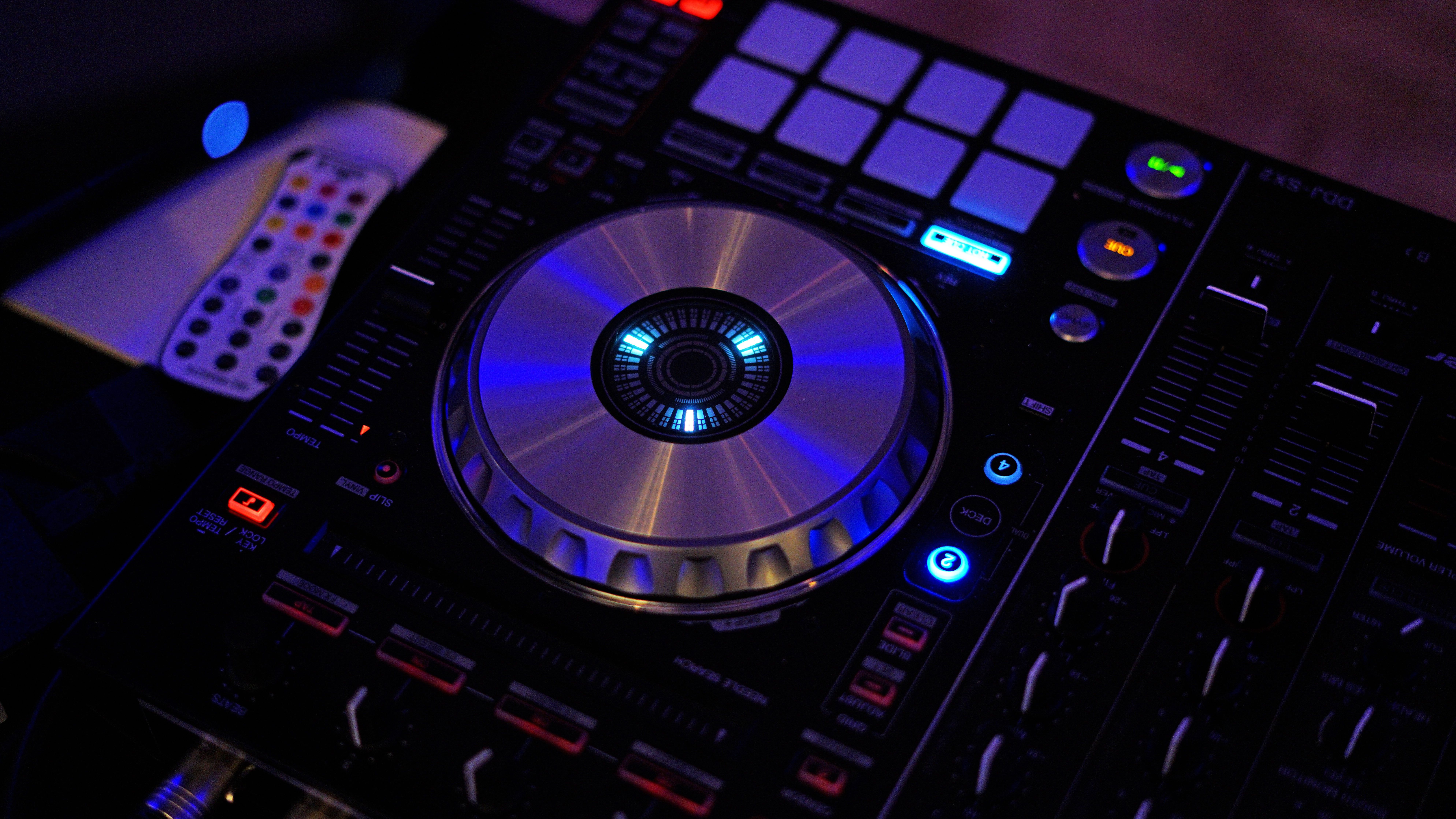 Controller DJ nero illuminato, 7952x4472 UHD, PC 4K