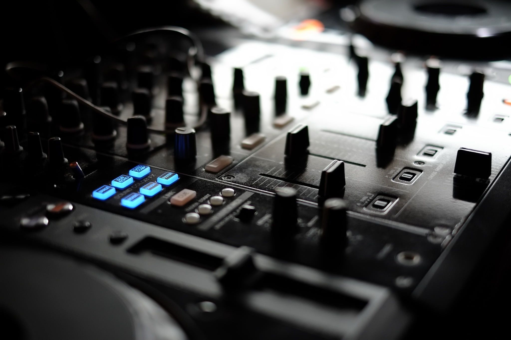 Mixer DJ nero con luci blu, 2048x1365 Hi-Res, iMac