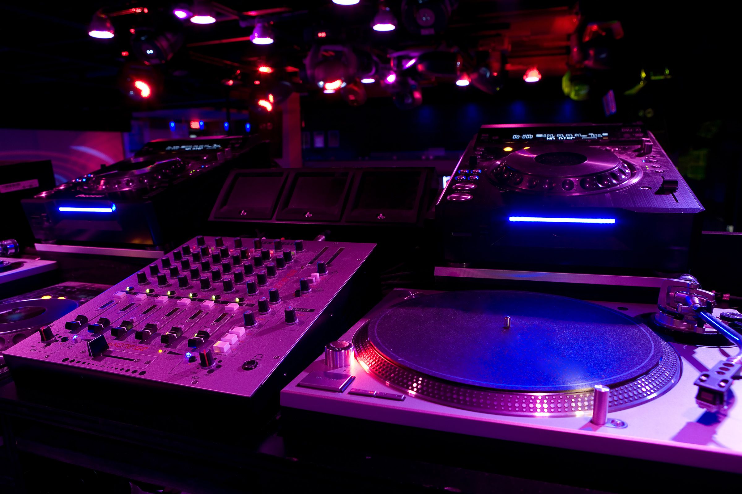 Controller DJ in discoteca, 2400x1600 2K, Laptop