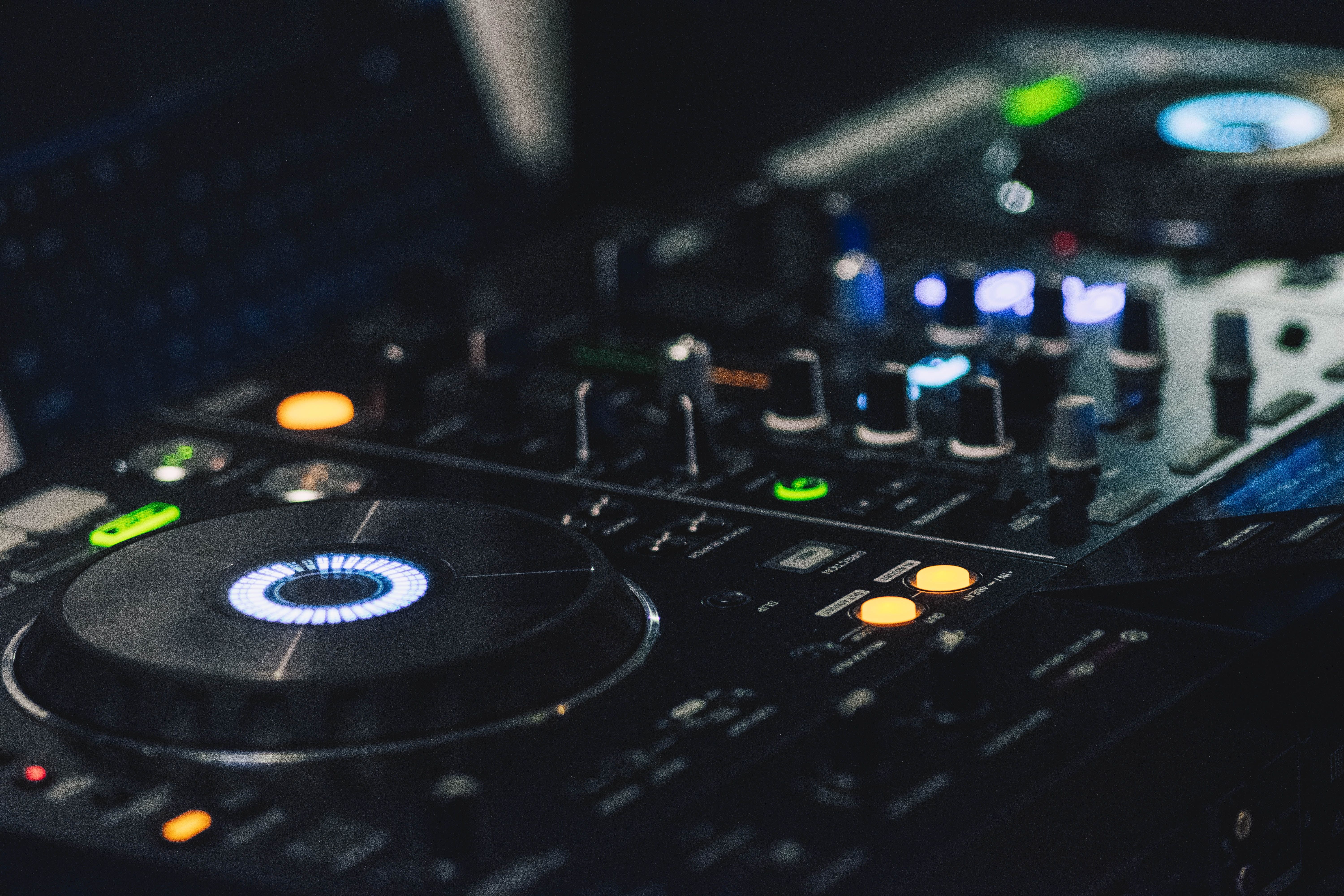 Controller DJ nero primo piano, 6000x4000 Ultra HD, 4K TV
