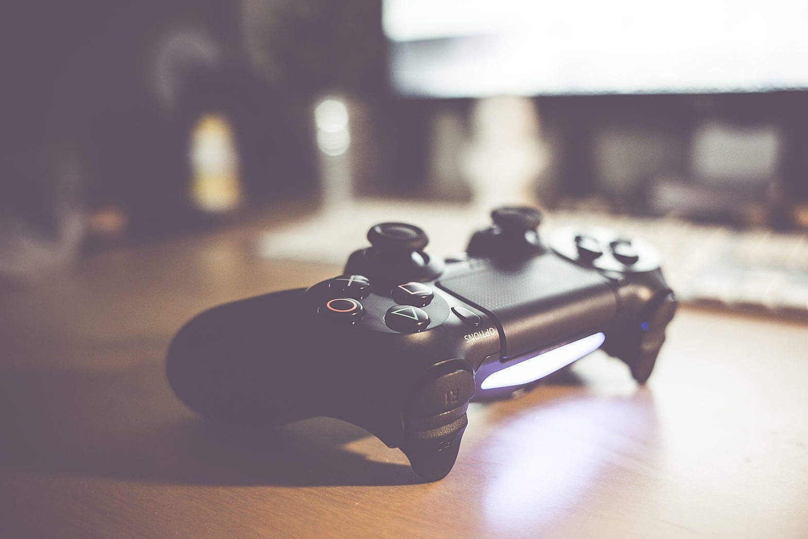 Controller PS4 nero su tavolo, 1570x1047 720p, PC