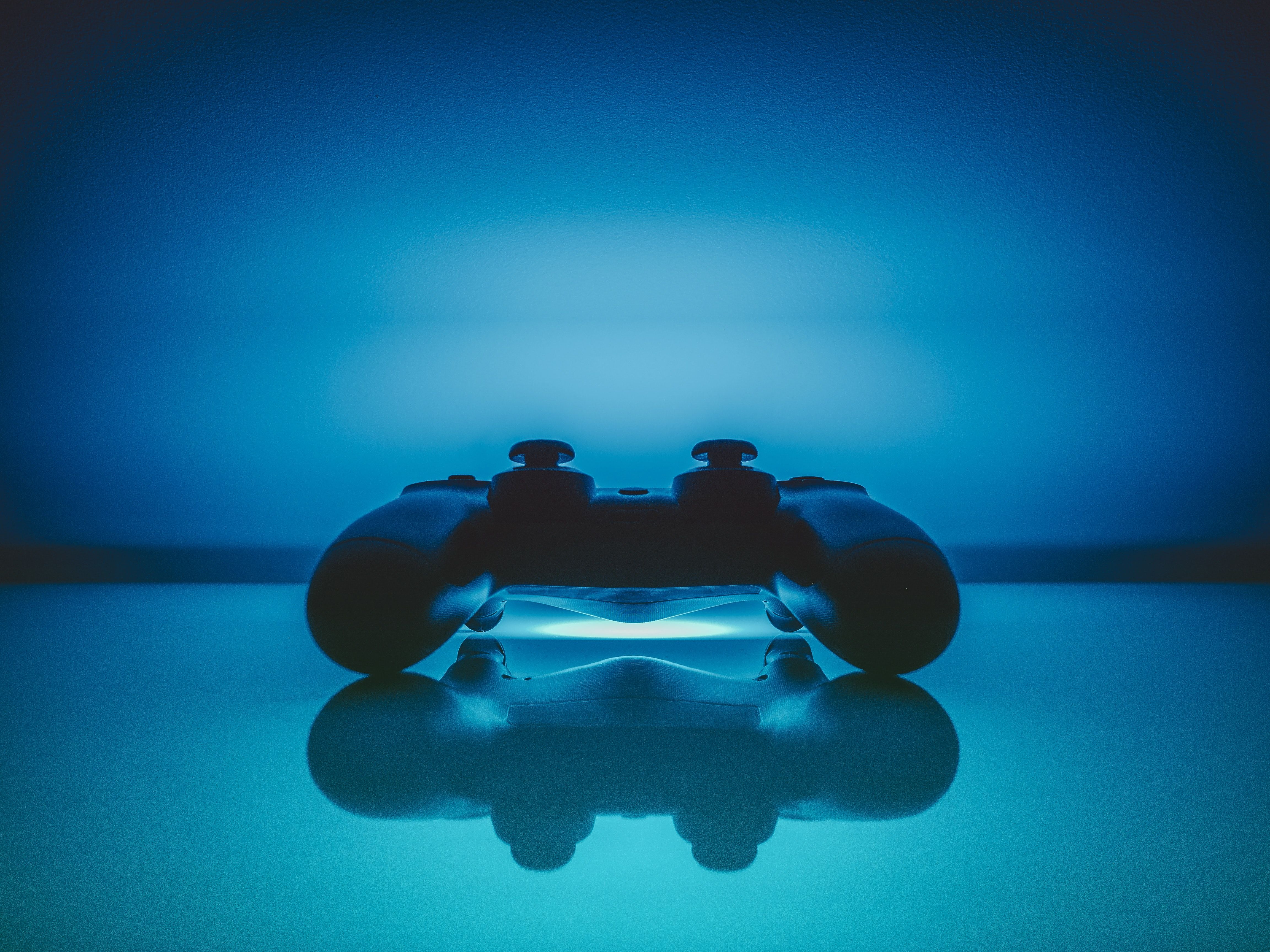 Controller PlayStation su sfondo blu, 4608x3456 4K, Smart TV 4K