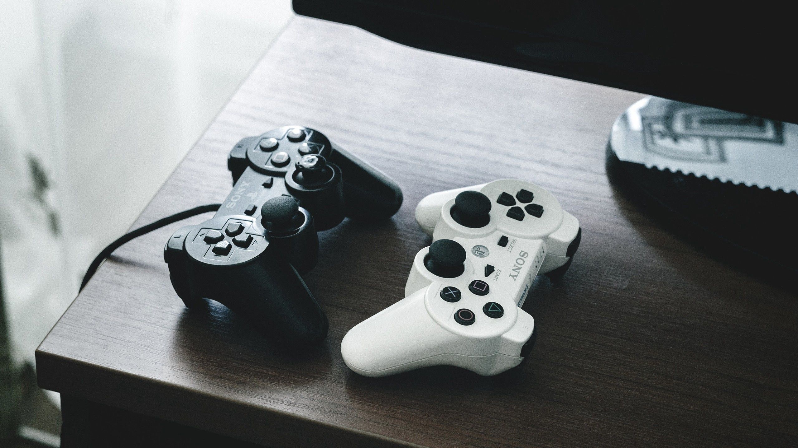 Controller PlayStation nero e bianco, 2560x1440 QHD, Laptop