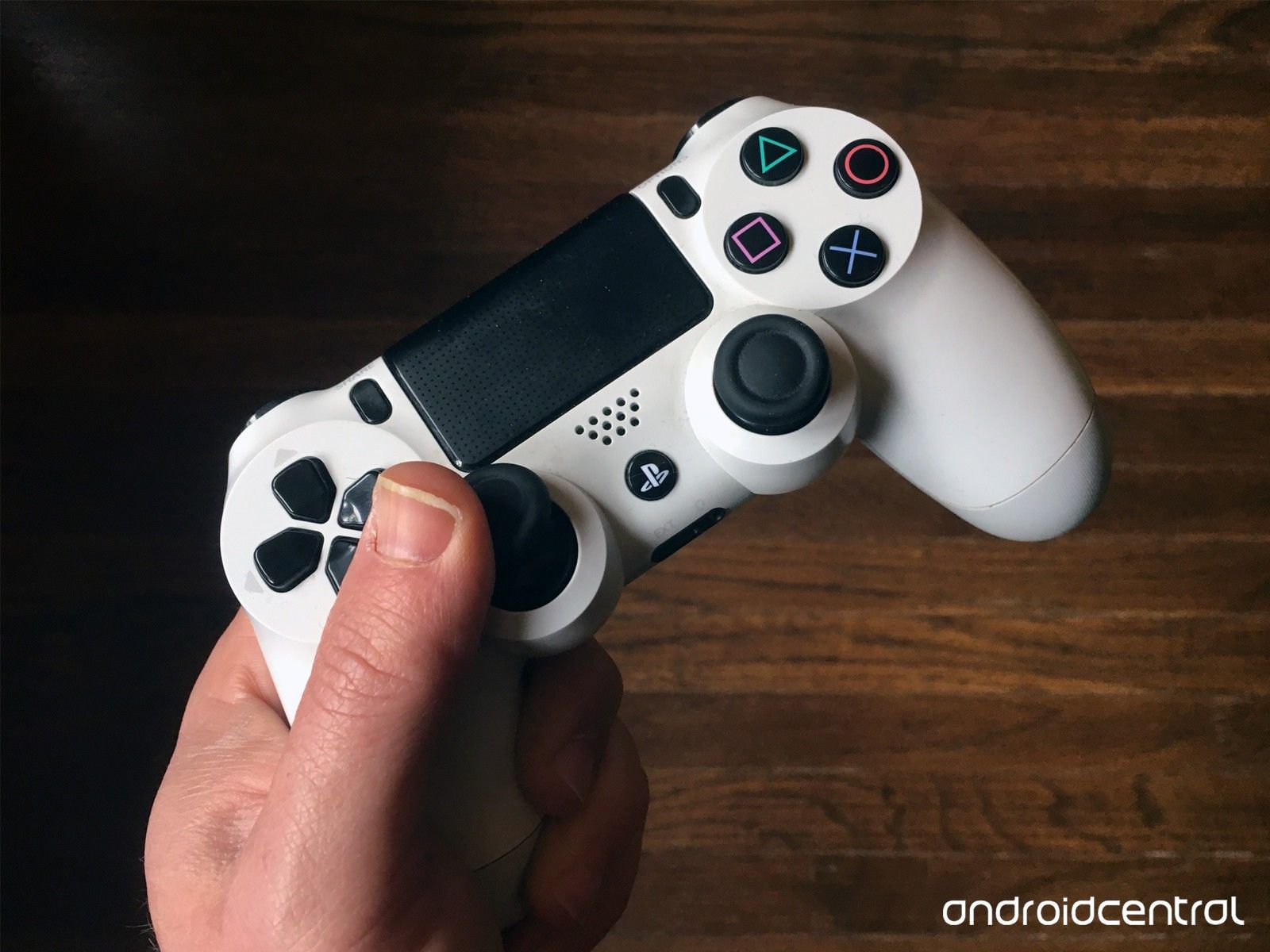 Controller PS4 bianco in mano, 1600x1200 HD Ready, Laptop
