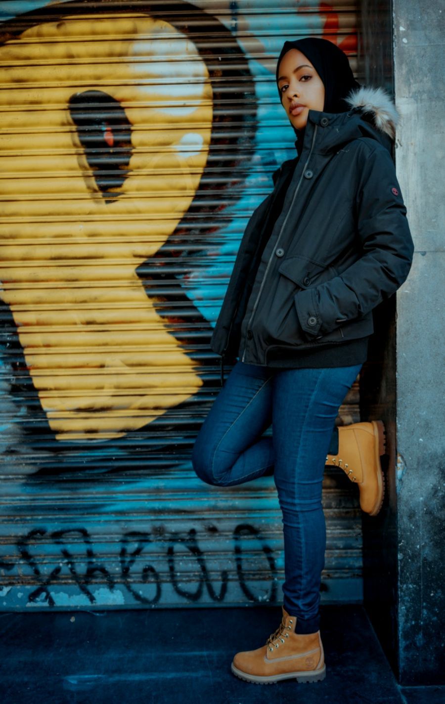 Ragazza con giacca nera urbana, 900x1424 Verticale, Mobile