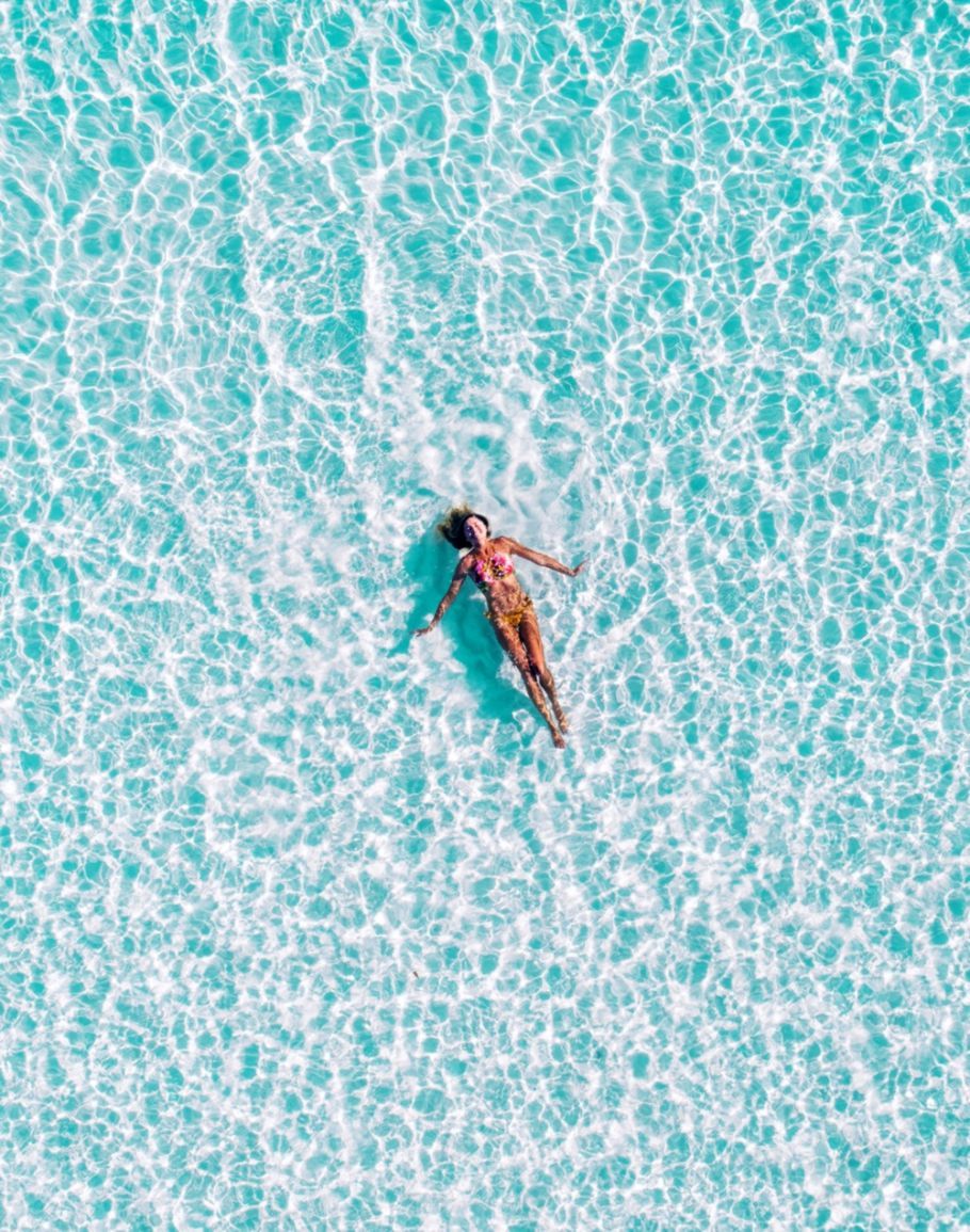 Persona che nuota in mare turchese, 910x1155 Full HD Verticale, iPhone