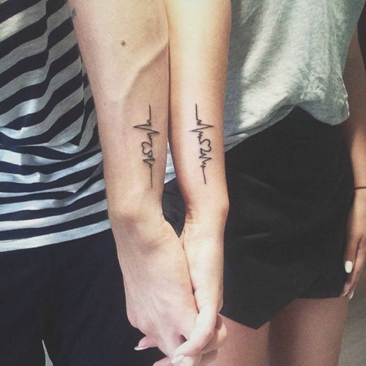 Coppia con tatuaggi coordinati sulle braccia, 1280x1280 720p, MacBook Air