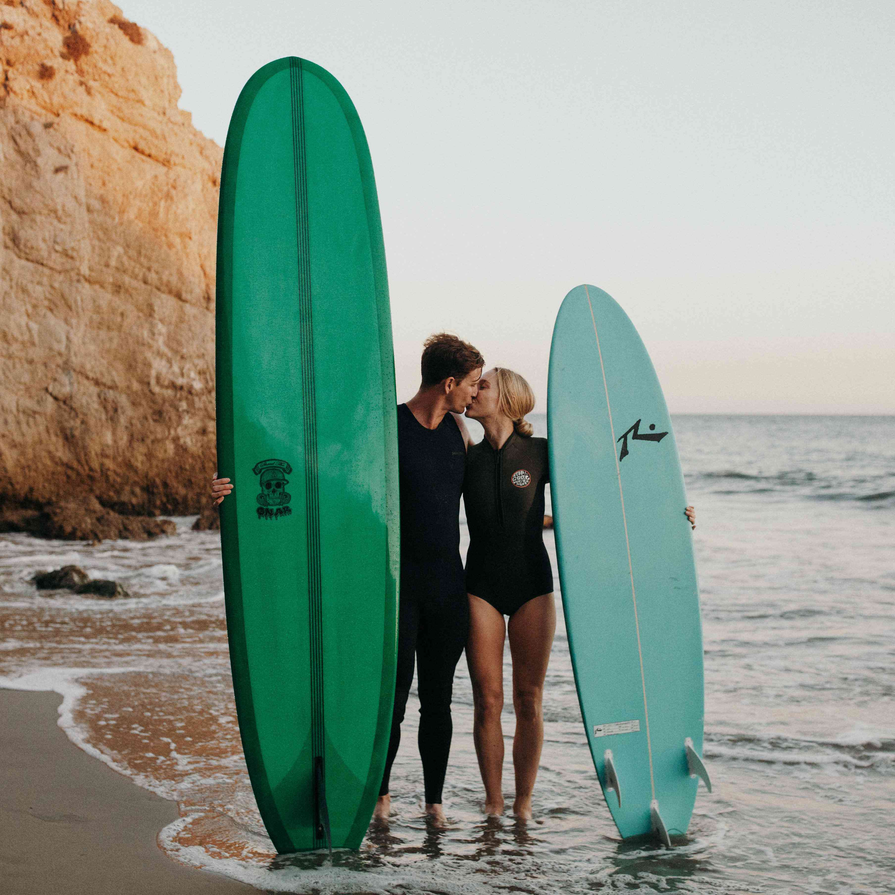 Coppia con tavole da surf spiaggia, 3616x3616 2K, Laptop